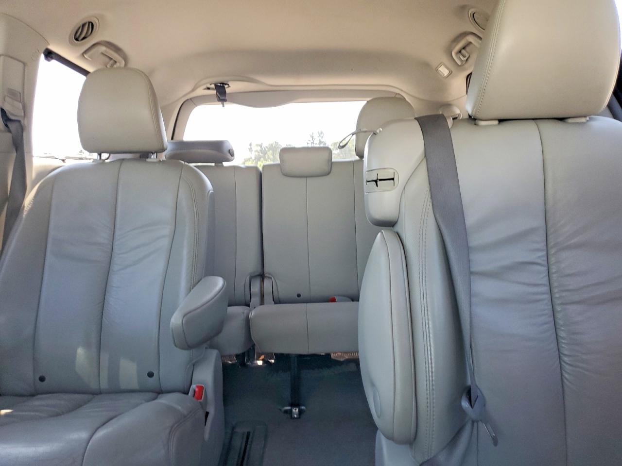 2011 Toyota Sienna Xle 8-passenger Silver vin: 5TDYK3DC6BS059685