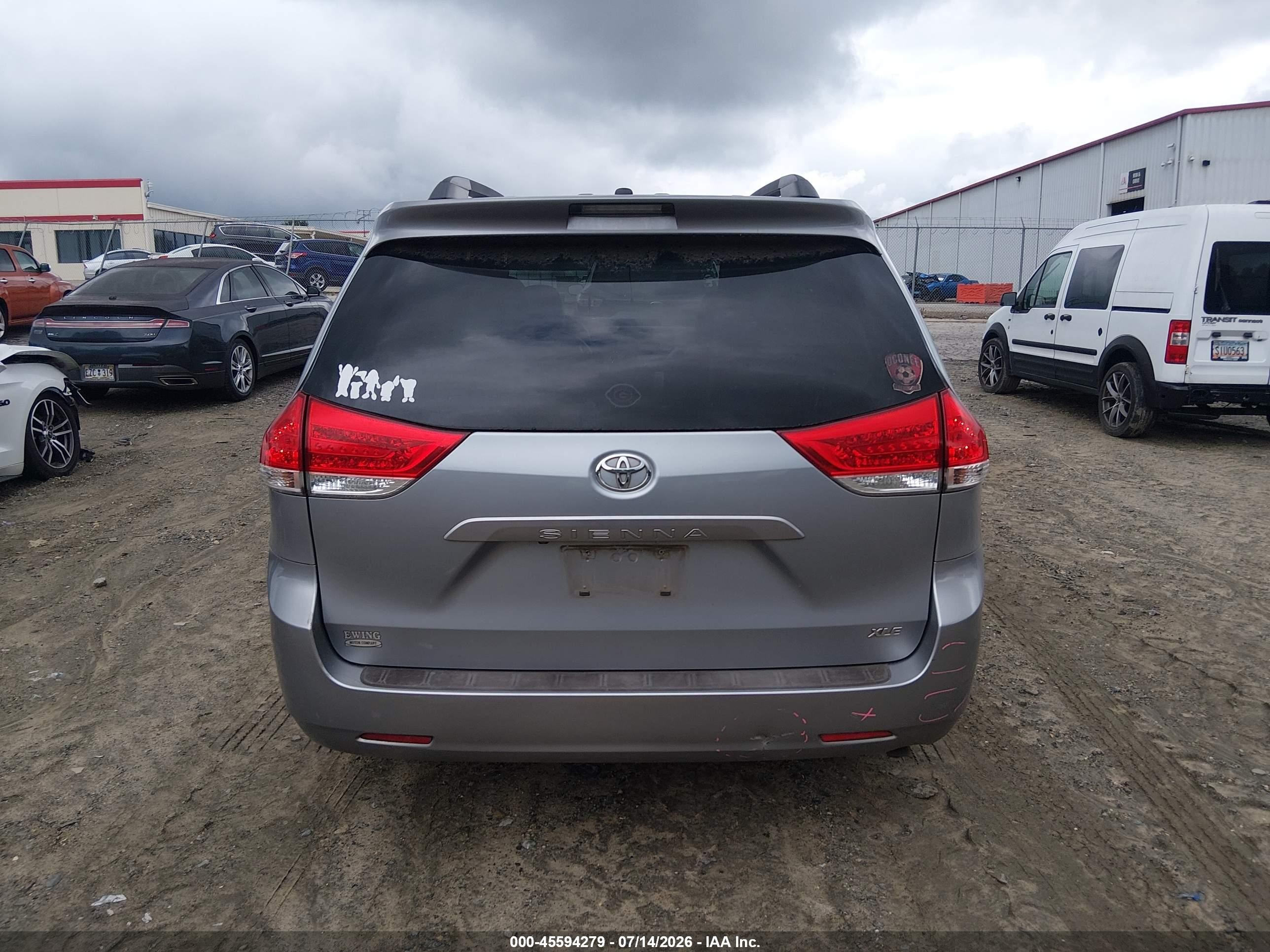 2011 Toyota Sienna Xle V6 Серый vin: 5TDYK3DC6BS068077