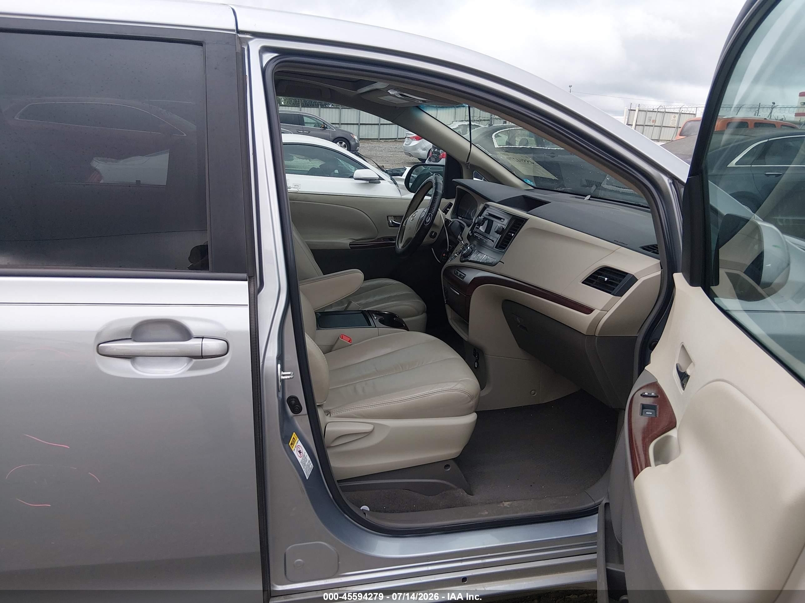 2011 Toyota Sienna Xle V6 Серый vin: 5TDYK3DC6BS068077