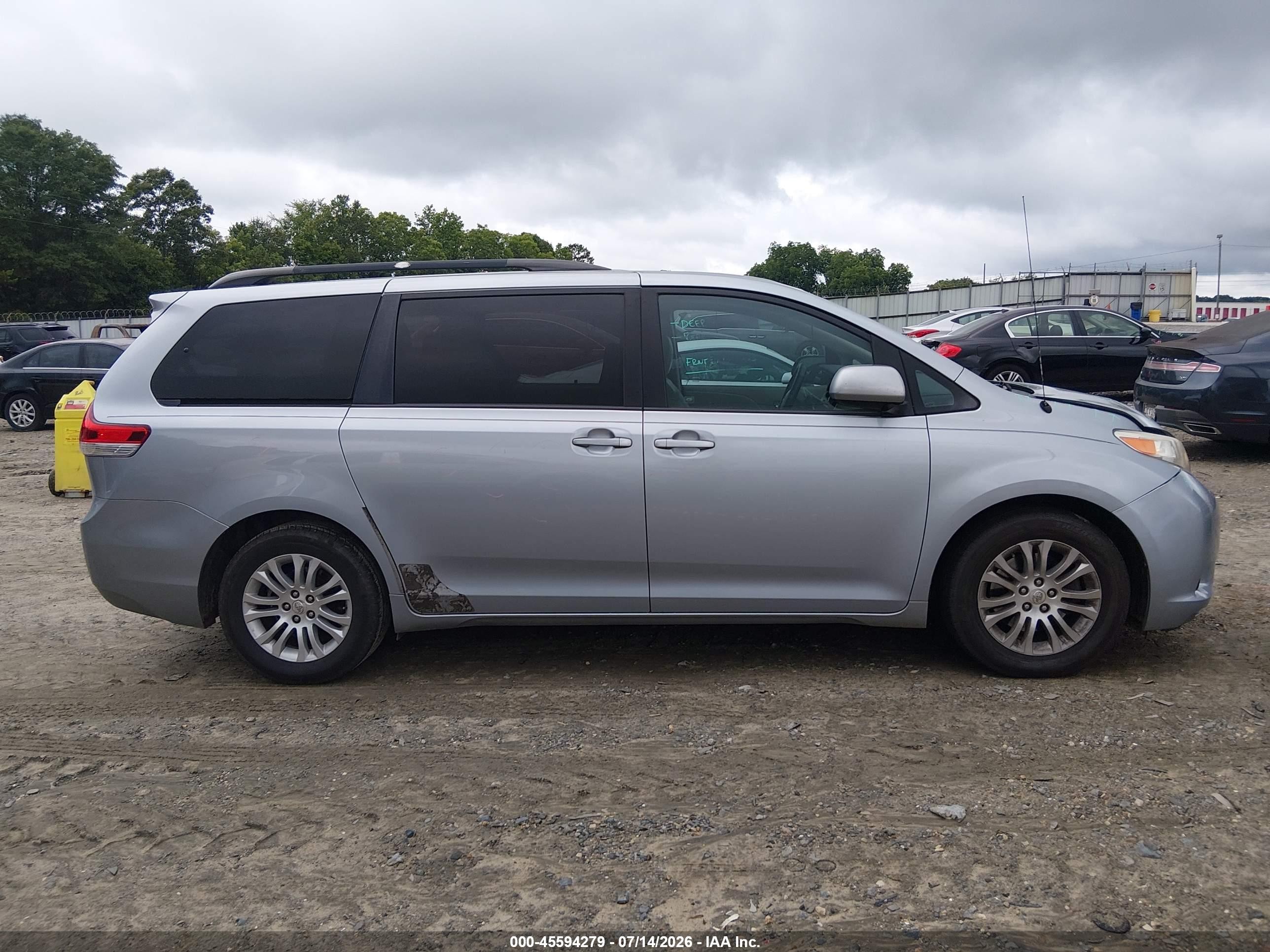 2011 Toyota Sienna Xle V6 Серый vin: 5TDYK3DC6BS068077