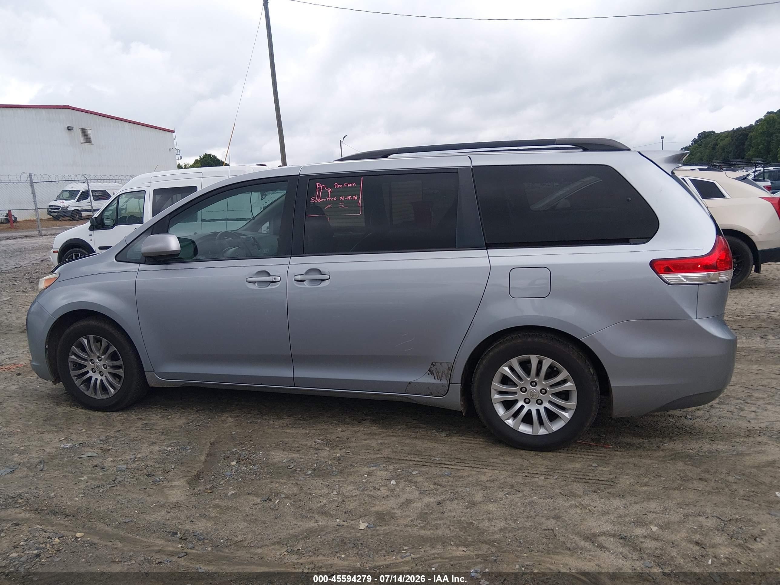 2011 Toyota Sienna Xle V6 Серый vin: 5TDYK3DC6BS068077