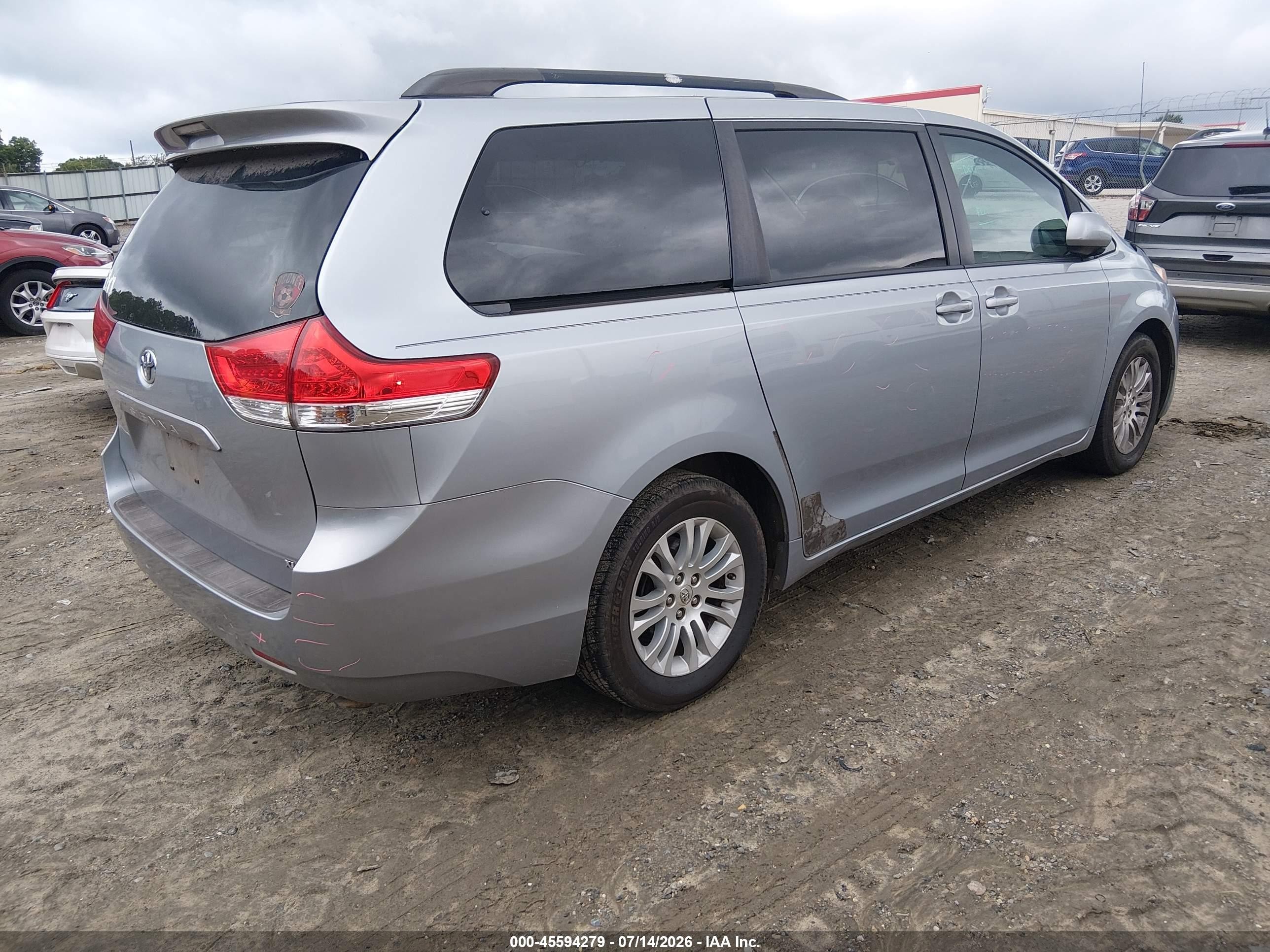 2011 Toyota Sienna Xle V6 Серый vin: 5TDYK3DC6BS068077