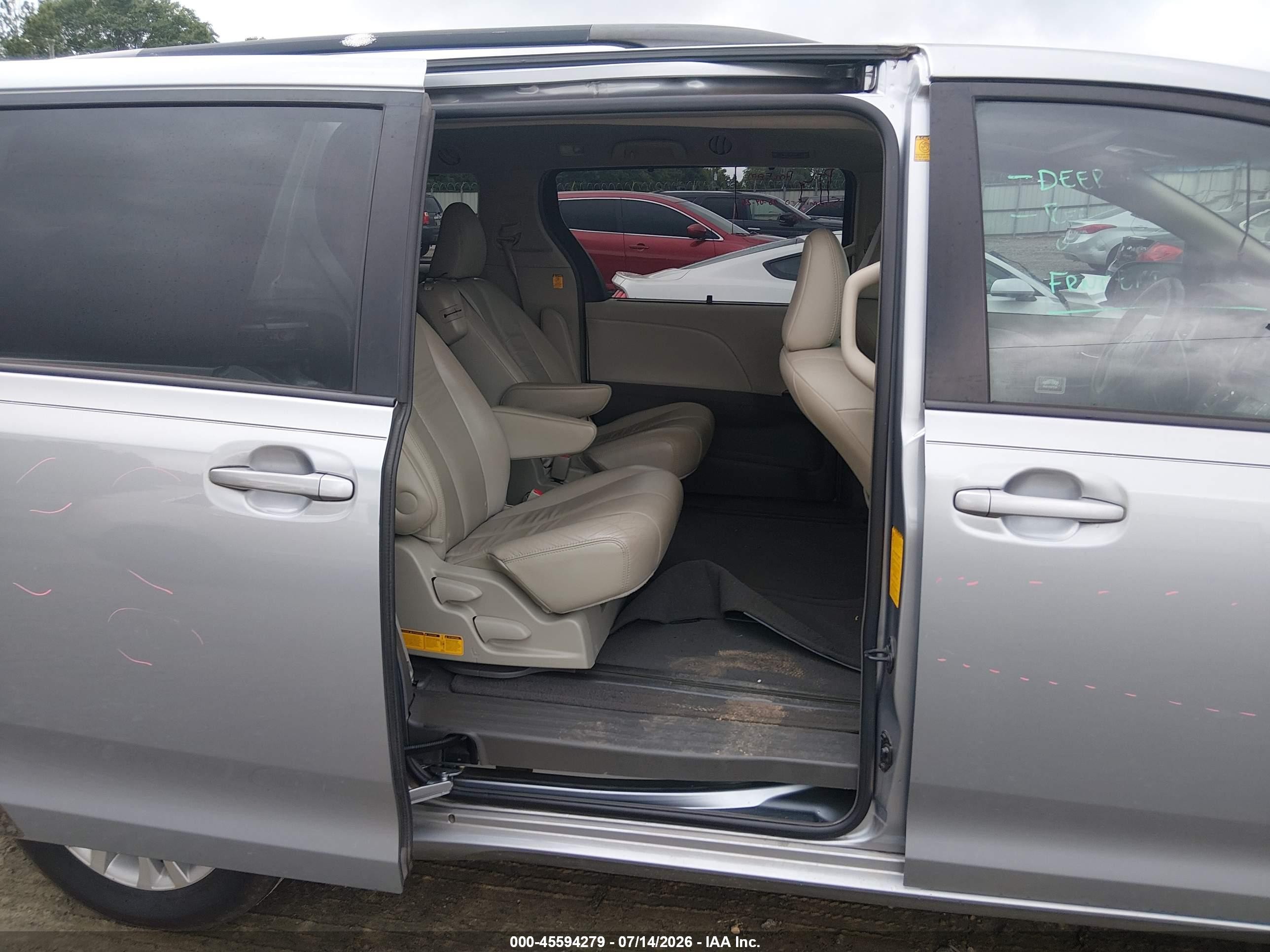 2011 Toyota Sienna Xle V6 Серый vin: 5TDYK3DC6BS068077