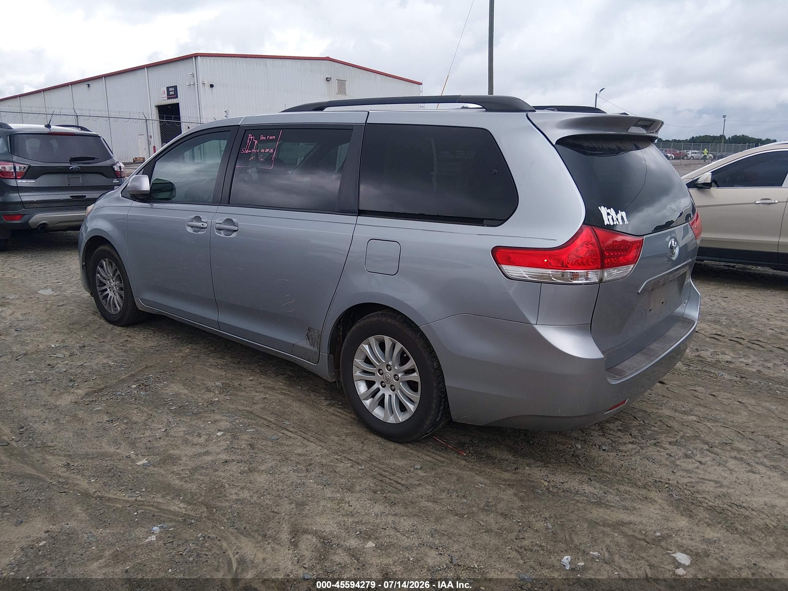 2011 Toyota Sienna Xle V6 Серый vin: 5TDYK3DC6BS068077