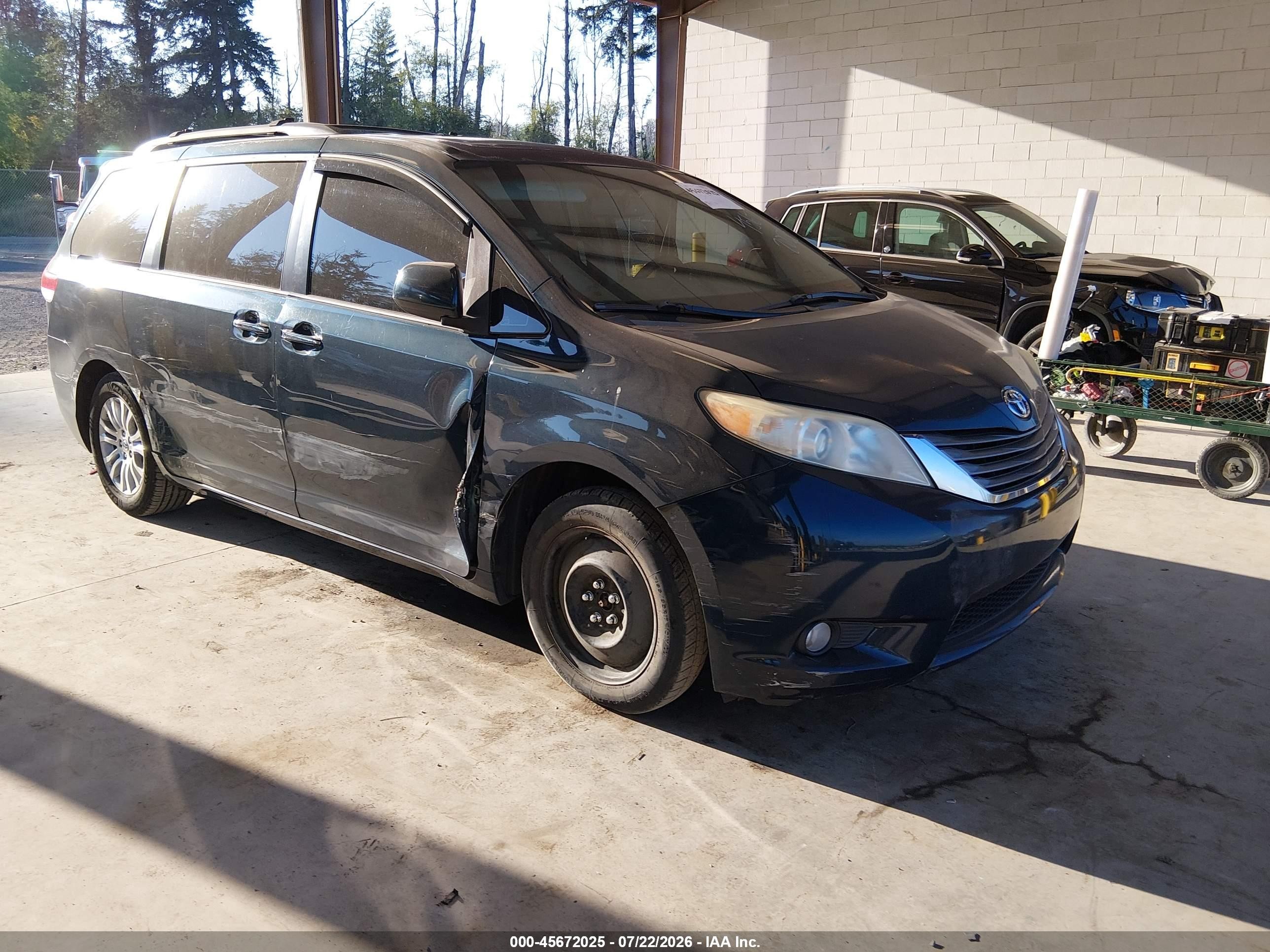 2011 Toyota Sienna Xle V6 Green vin: 5TDYK3DC6BS102373