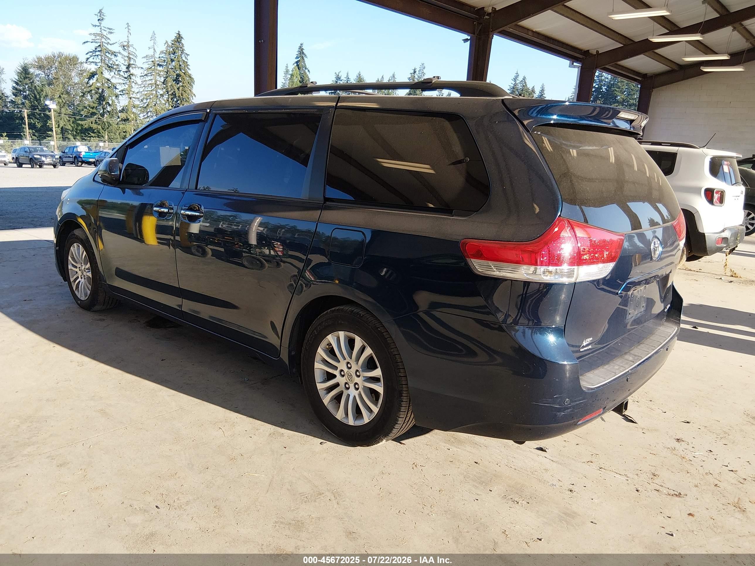 2011 Toyota Sienna Xle V6 Green vin: 5TDYK3DC6BS102373