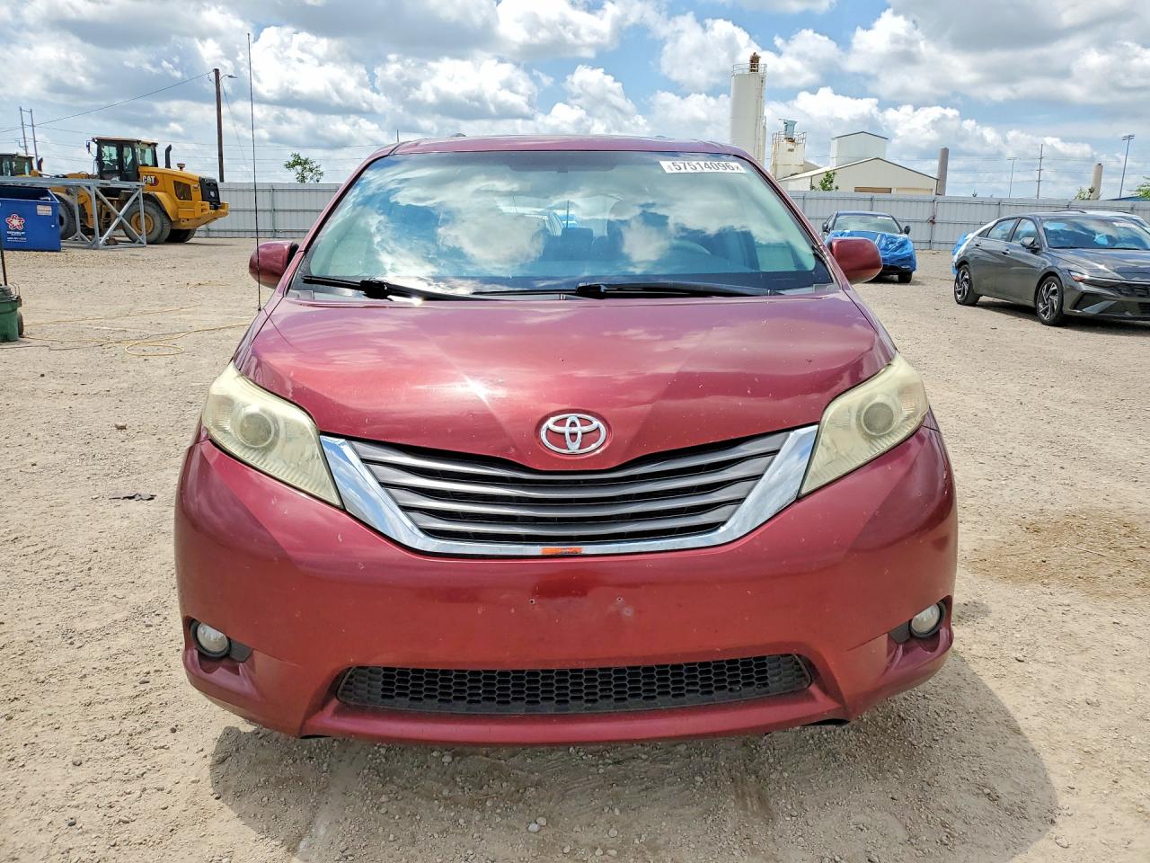 2011 Toyota Sienna Xle 8-passenger Red vin: 5TDYK3DC6BS110926