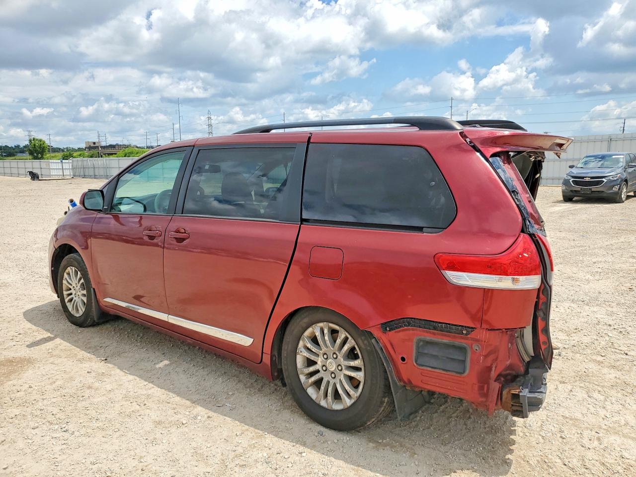 2011 Toyota Sienna Xle 8-passenger Red vin: 5TDYK3DC6BS110926