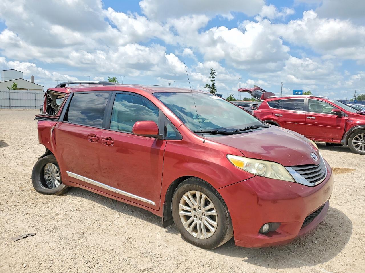 2011 Toyota Sienna Xle 8-passenger Red vin: 5TDYK3DC6BS110926