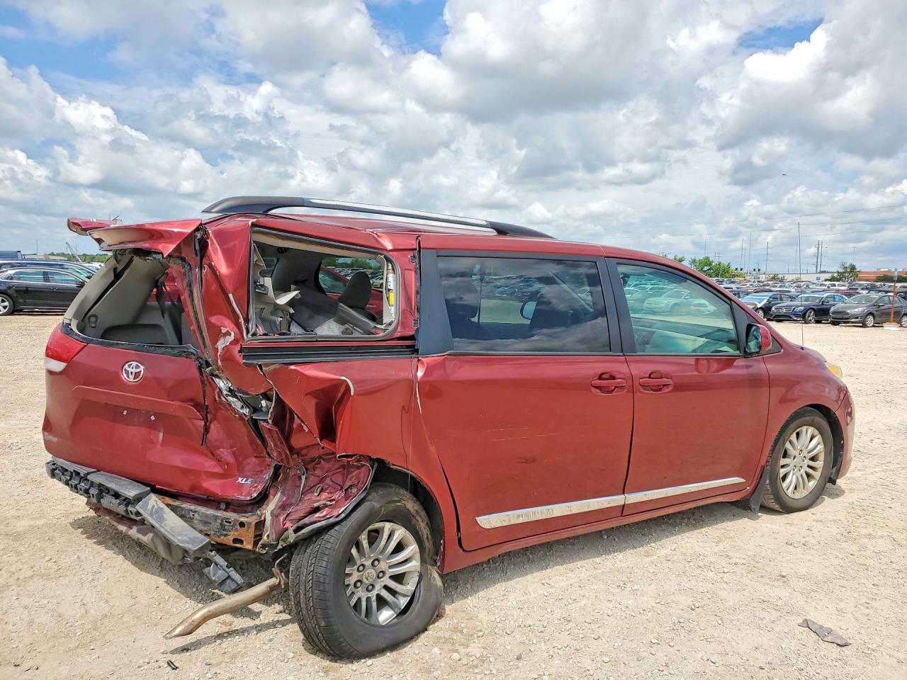 2011 Toyota Sienna Xle 8-passenger Red vin: 5TDYK3DC6BS110926