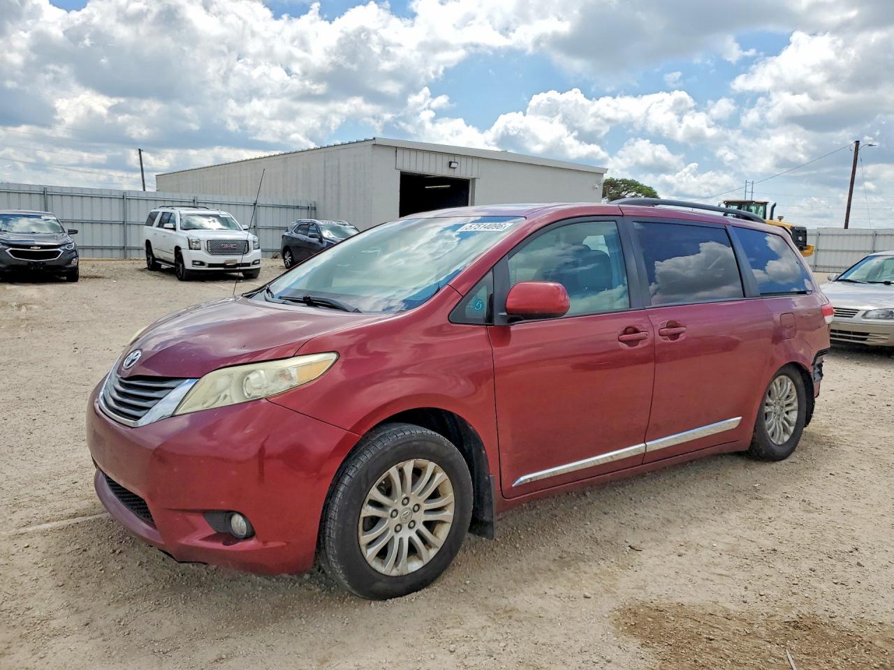 2011 Toyota Sienna Xle 8-passenger Red vin: 5TDYK3DC6BS110926