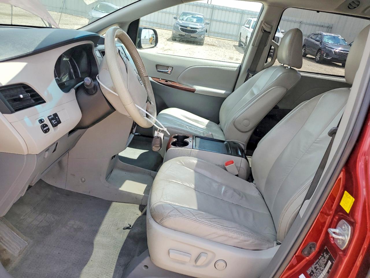 2011 Toyota Sienna Xle 8-passenger Red vin: 5TDYK3DC6BS110926