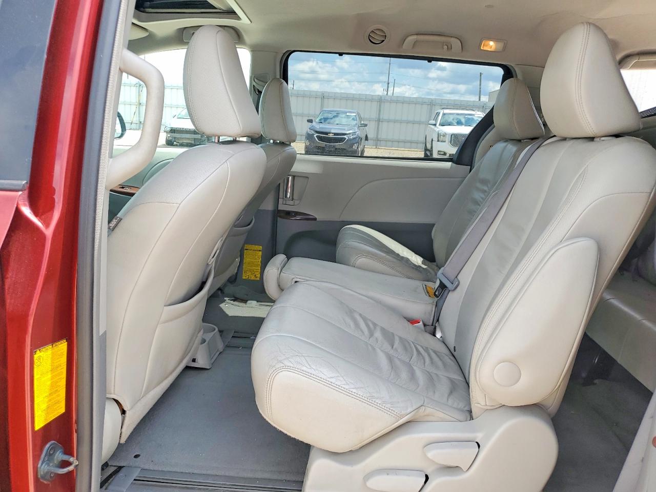 2011 Toyota Sienna Xle 8-passenger Red vin: 5TDYK3DC6BS110926