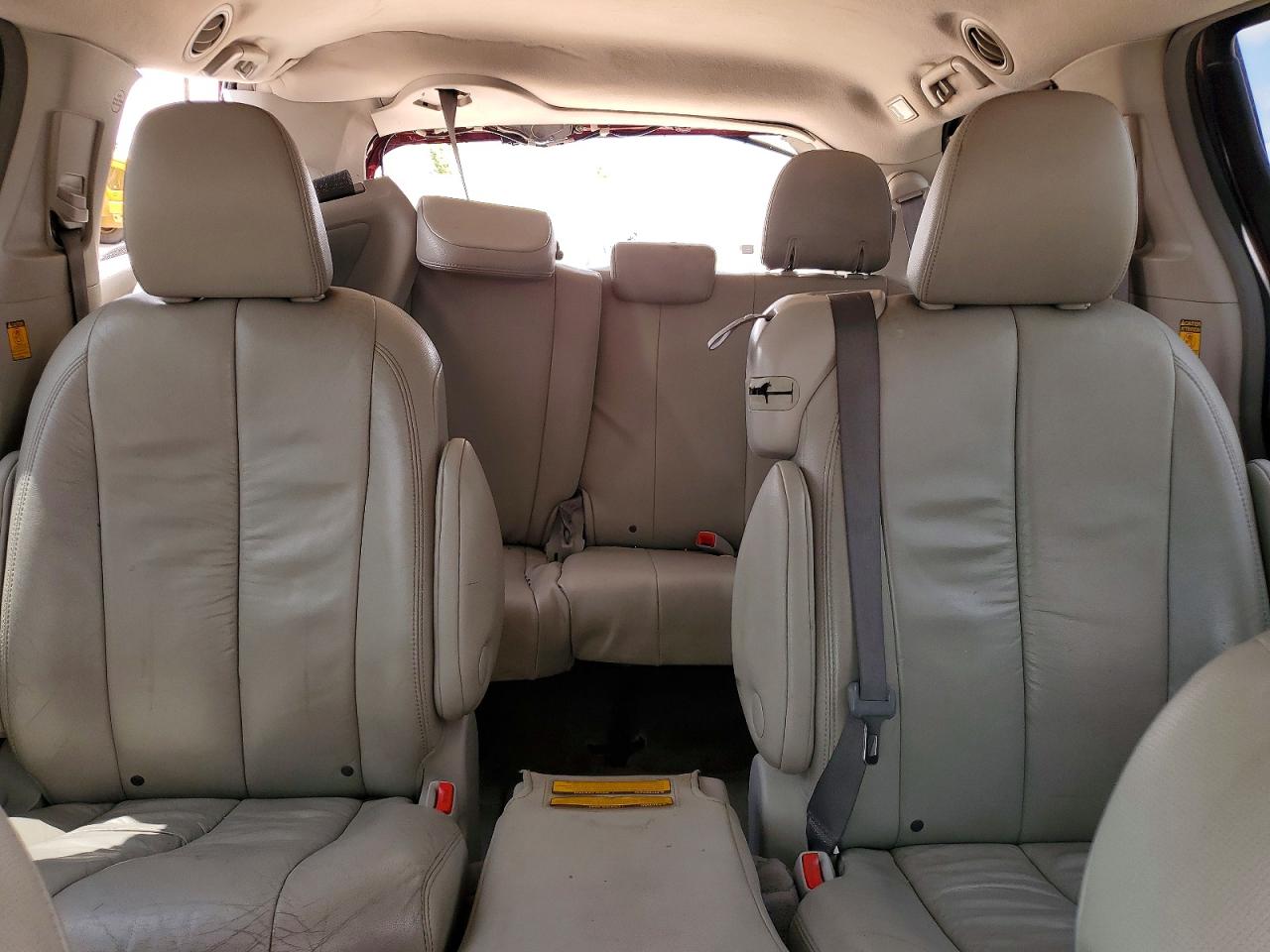 2011 Toyota Sienna Xle 8-passenger Red vin: 5TDYK3DC6BS110926