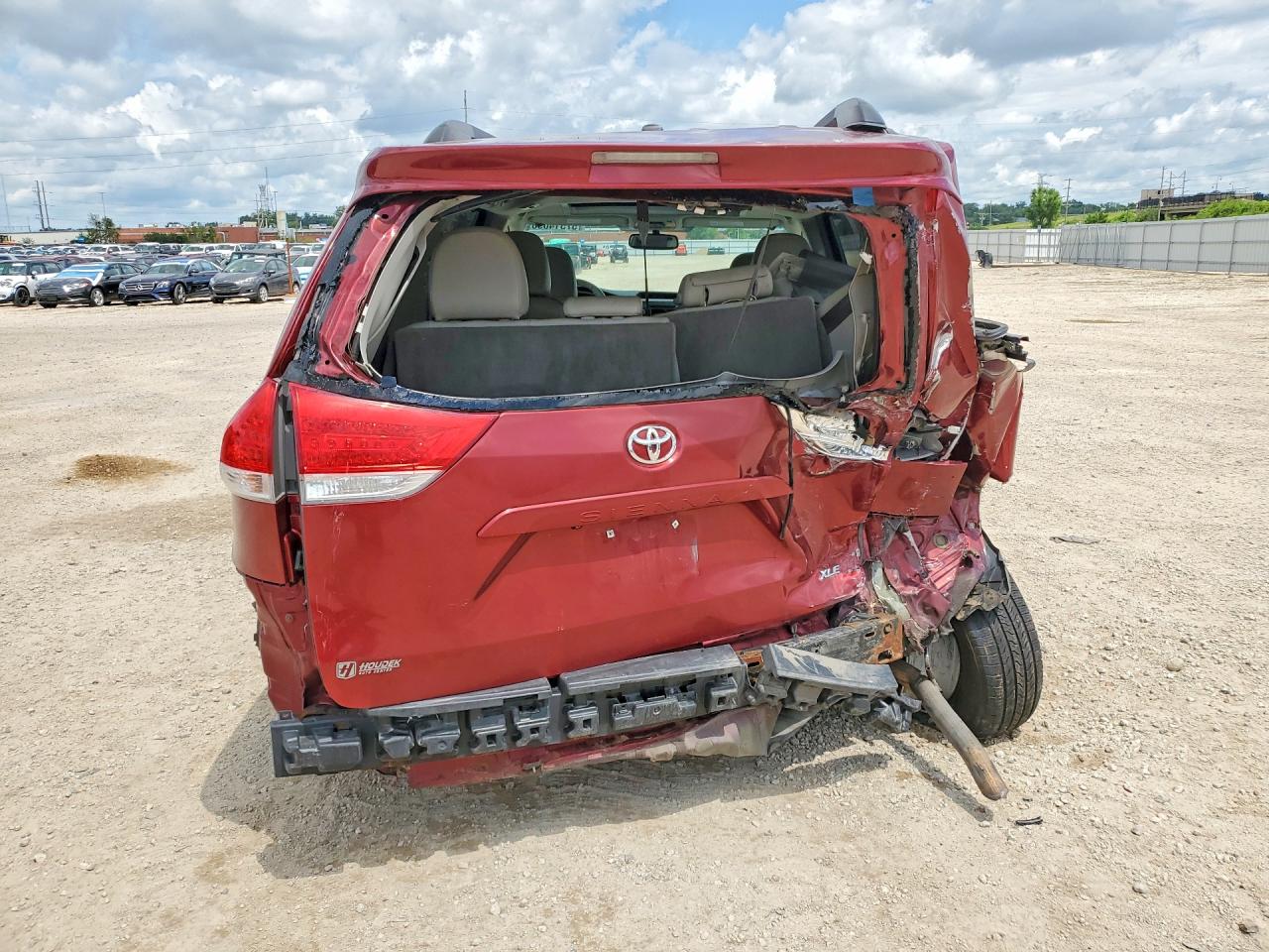 2011 Toyota Sienna Xle 8-passenger Red vin: 5TDYK3DC6BS110926