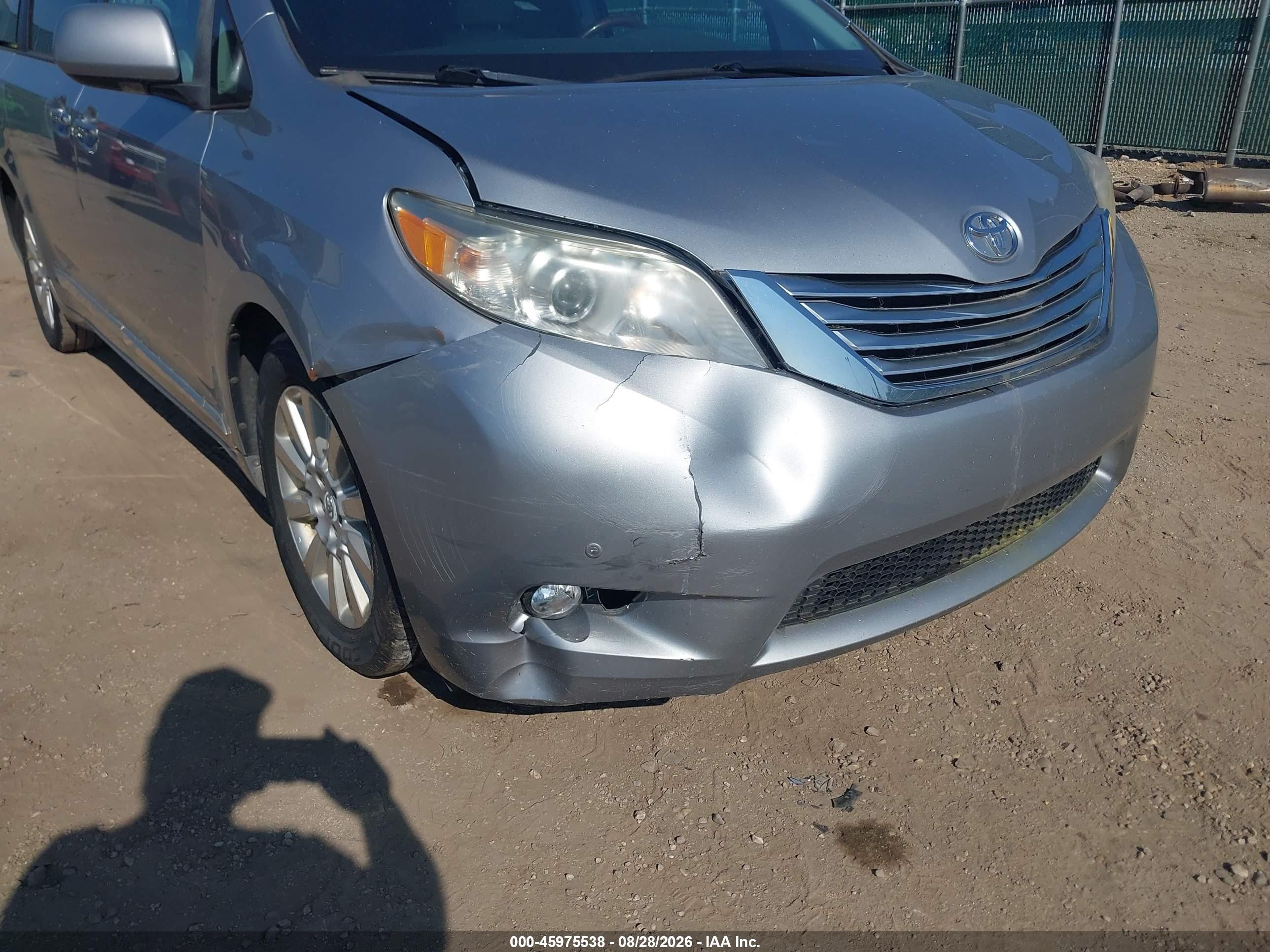 2011 Toyota Sienna Ltd Silver vin: 5TDYK3DC6BS137673