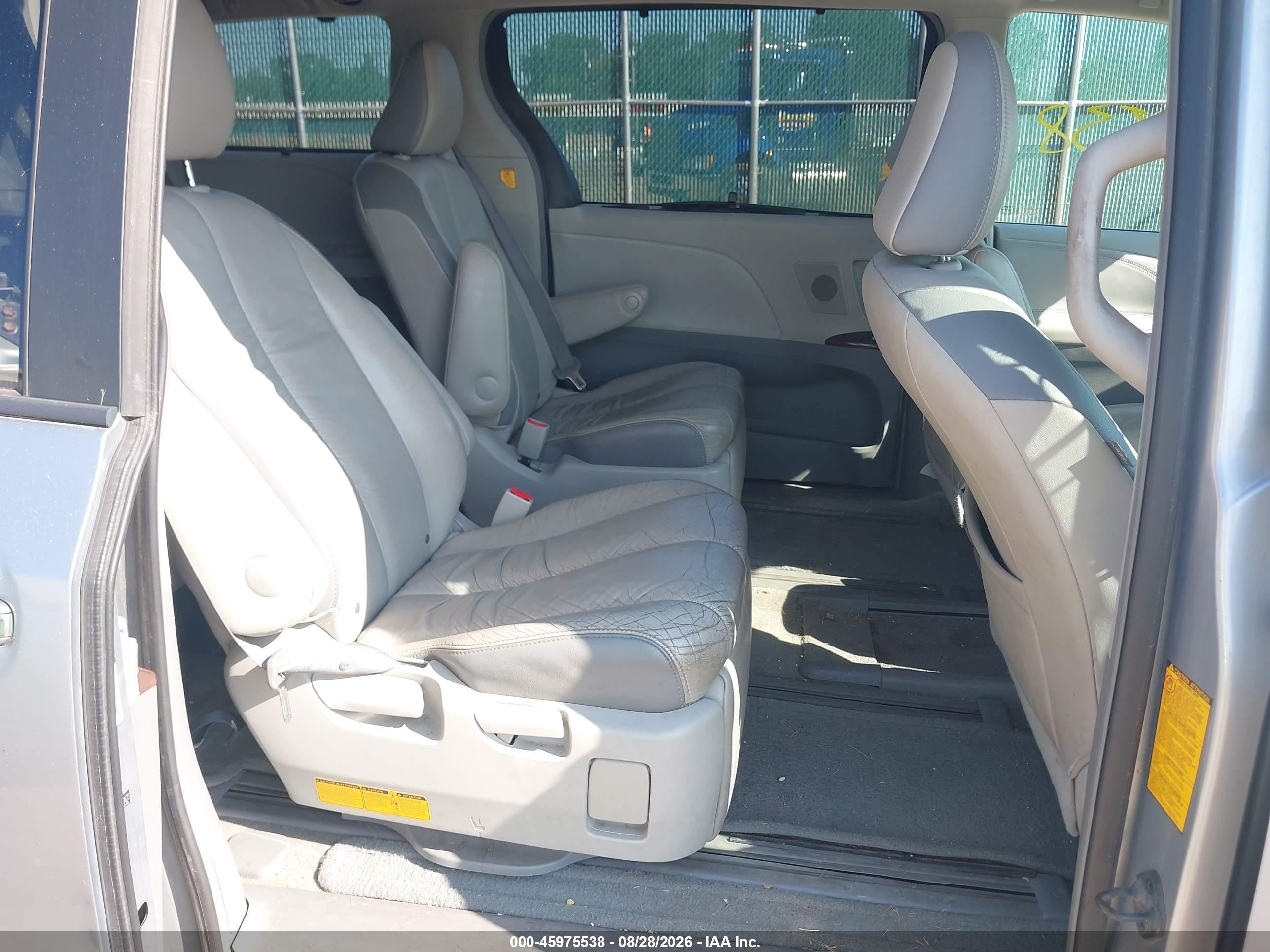 2011 Toyota Sienna Ltd Silver vin: 5TDYK3DC6BS137673