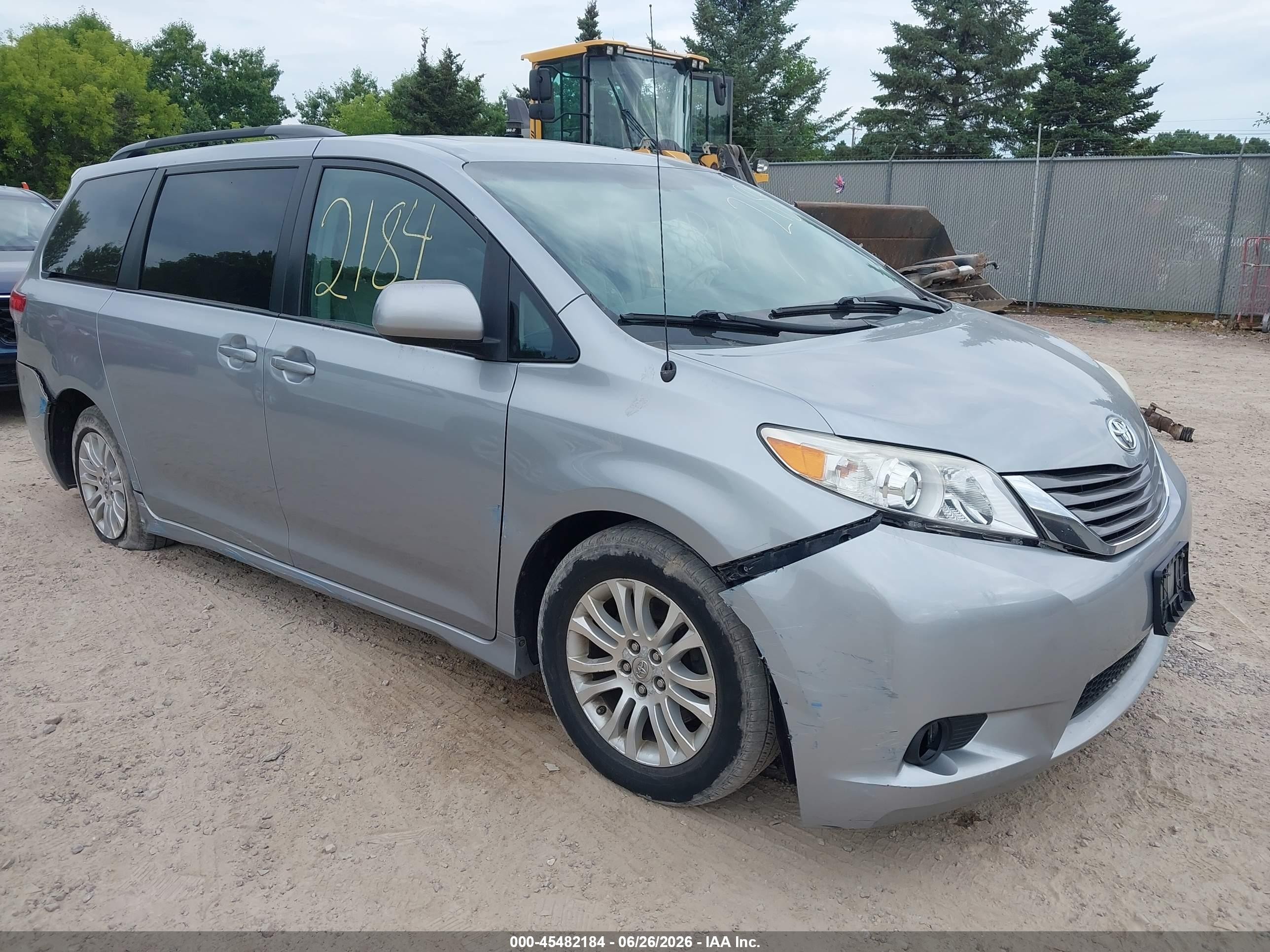 2011 Toyota Sienna Xle V6 Silver vin: 5TDYK3DC6BS152853