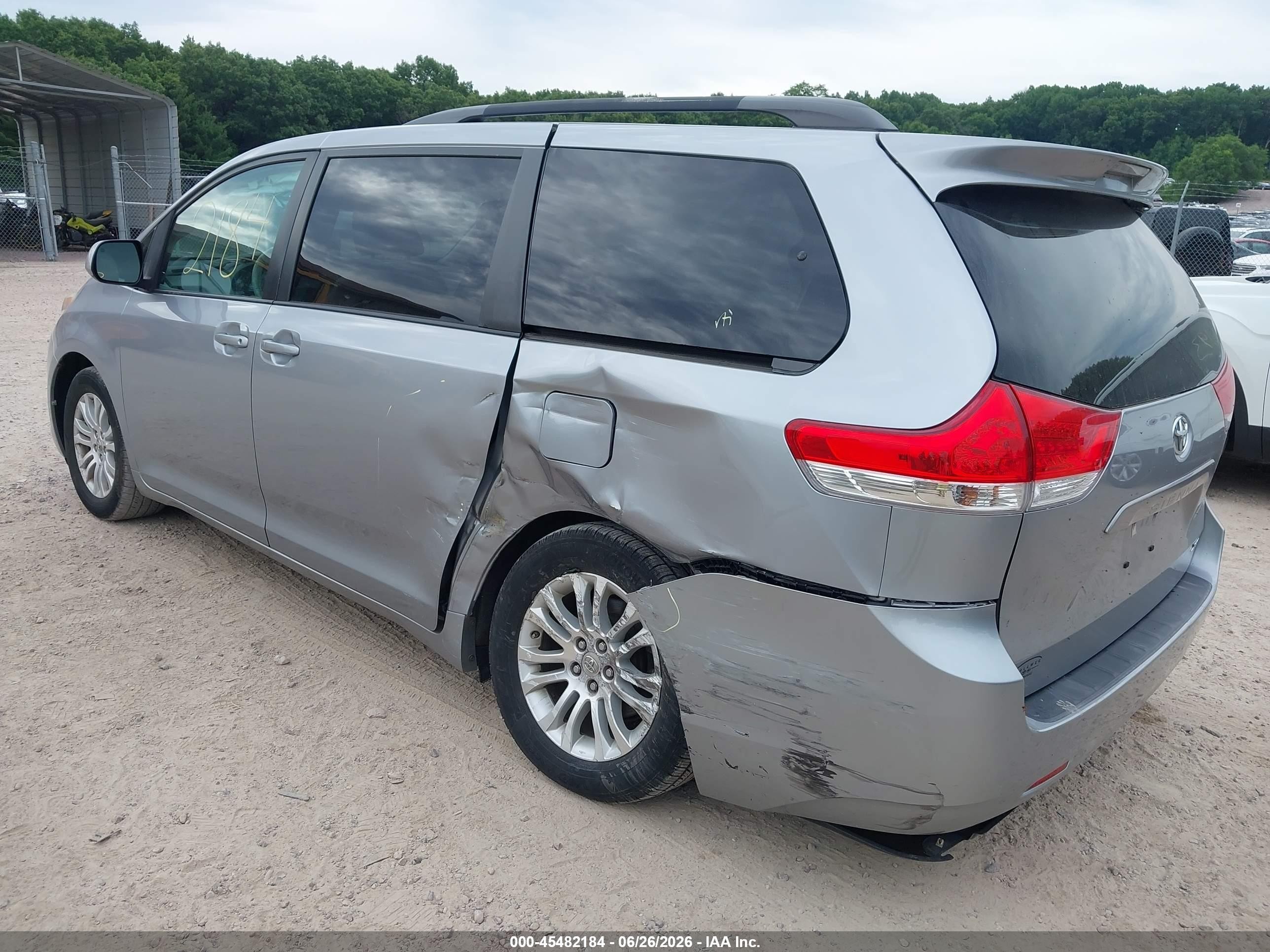 2011 Toyota Sienna Xle V6 Silver vin: 5TDYK3DC6BS152853