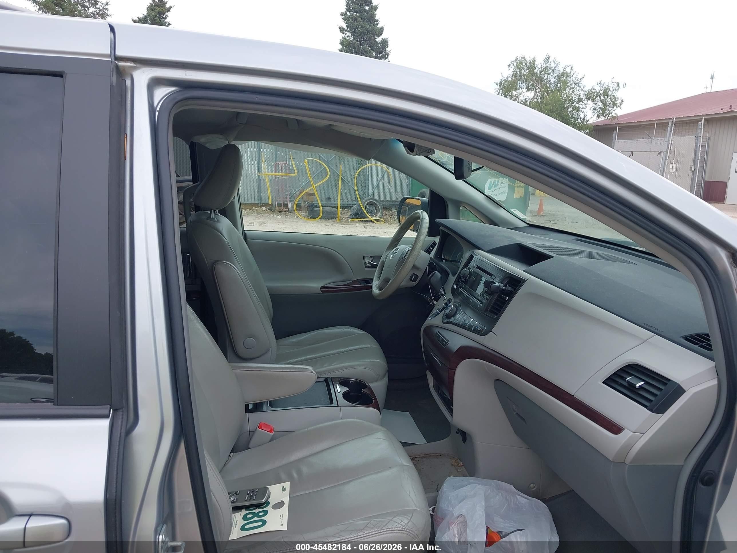 2011 Toyota Sienna Xle V6 Silver vin: 5TDYK3DC6BS152853