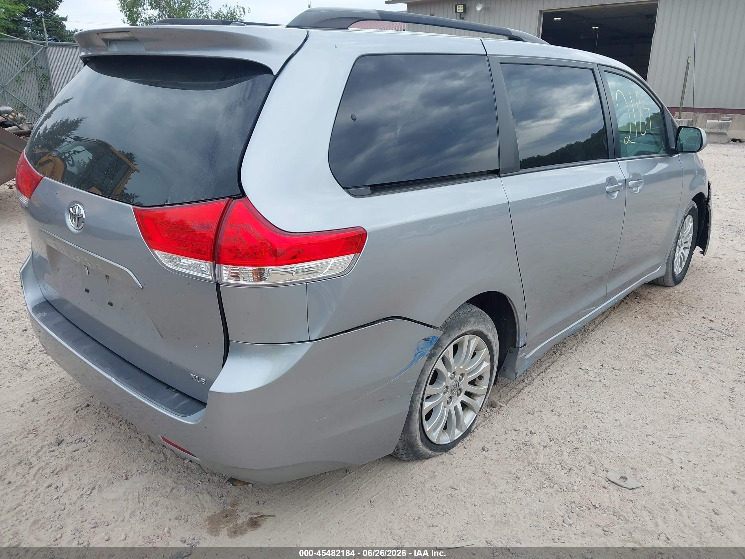 2011 Toyota Sienna Xle V6 Silver vin: 5TDYK3DC6BS152853