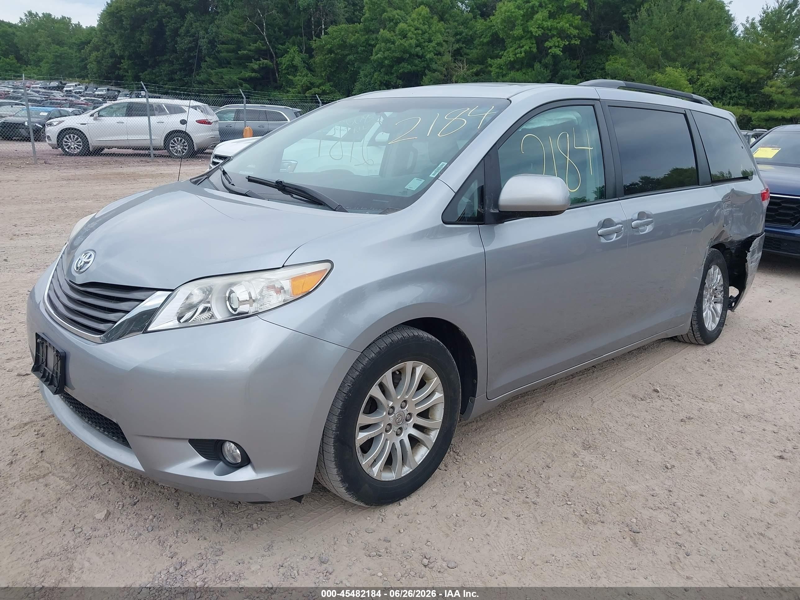 2011 Toyota Sienna Xle V6 Silver vin: 5TDYK3DC6BS152853