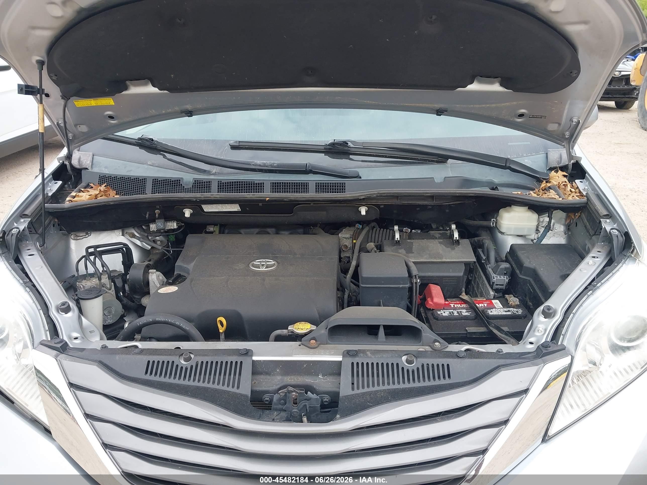 2011 Toyota Sienna Xle V6 Silver vin: 5TDYK3DC6BS152853