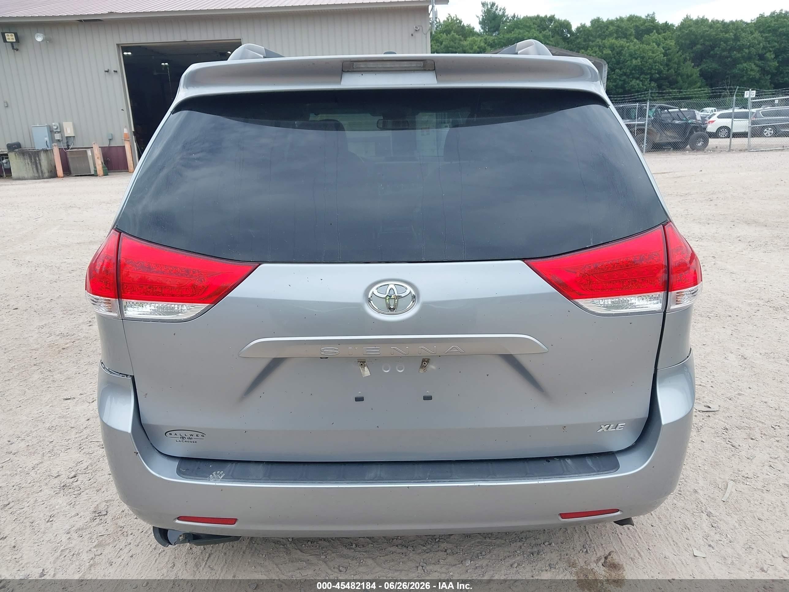 2011 Toyota Sienna Xle V6 Silver vin: 5TDYK3DC6BS152853