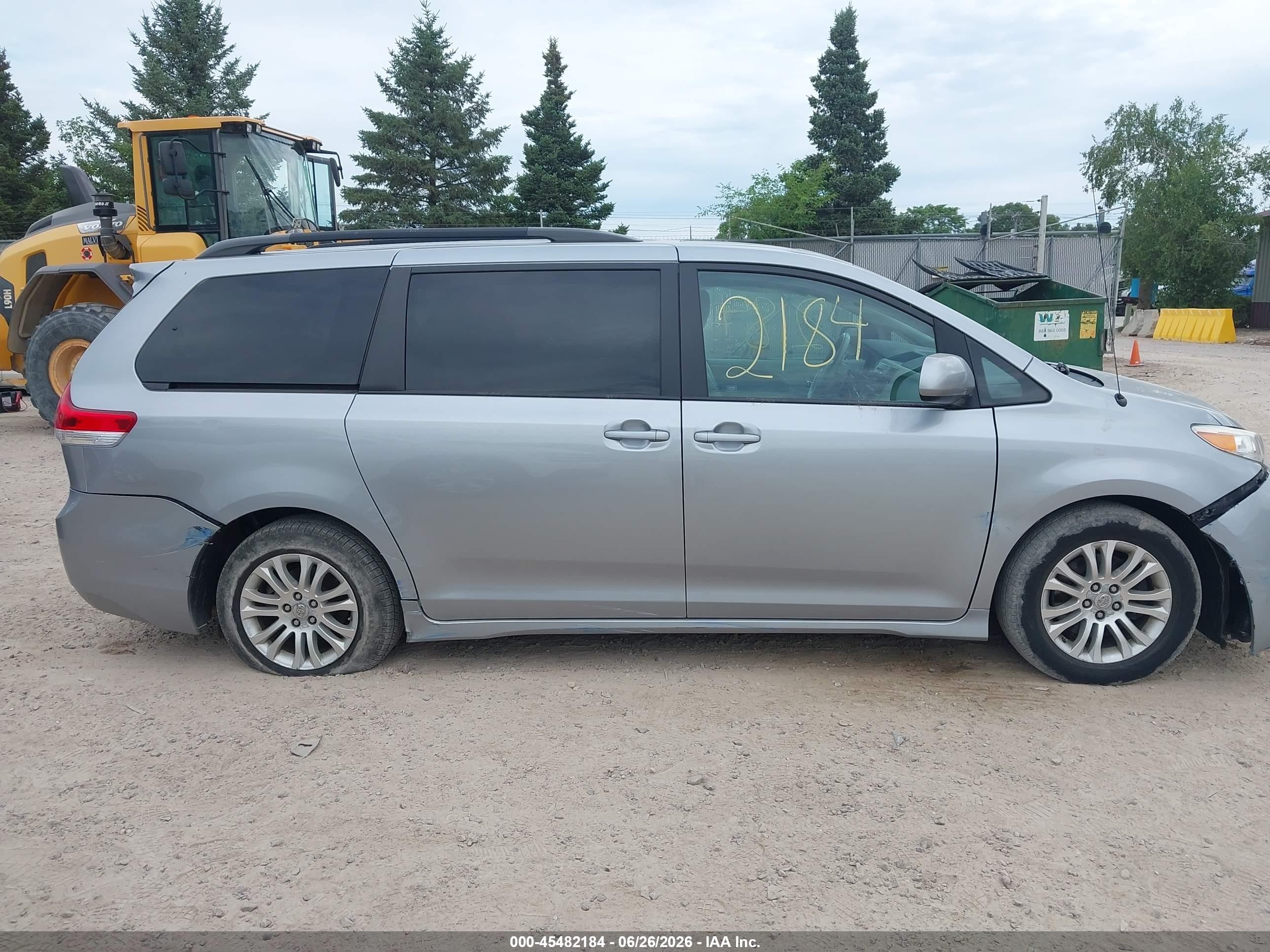 2011 Toyota Sienna Xle V6 Silver vin: 5TDYK3DC6BS152853