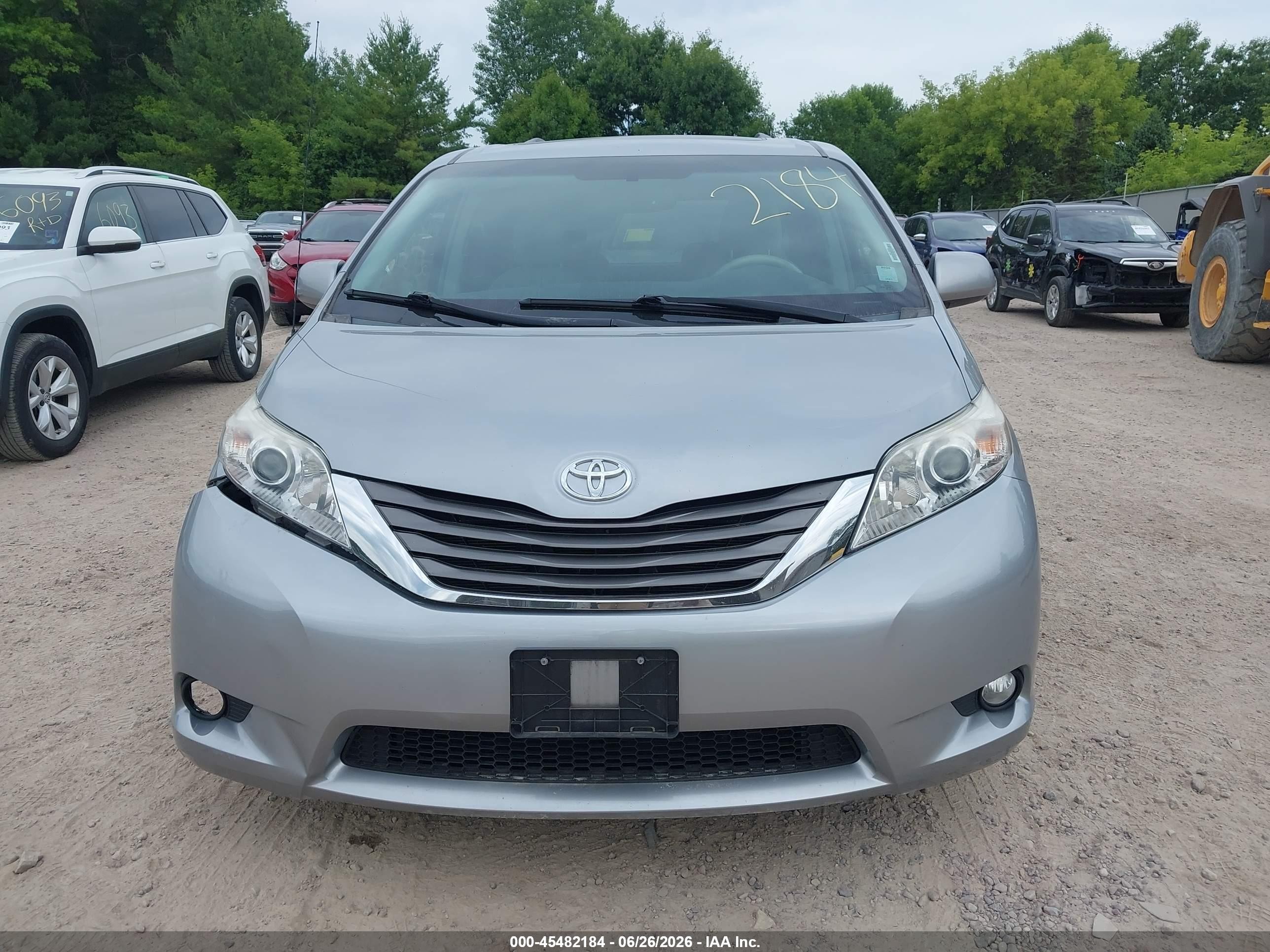 2011 Toyota Sienna Xle V6 Silver vin: 5TDYK3DC6BS152853