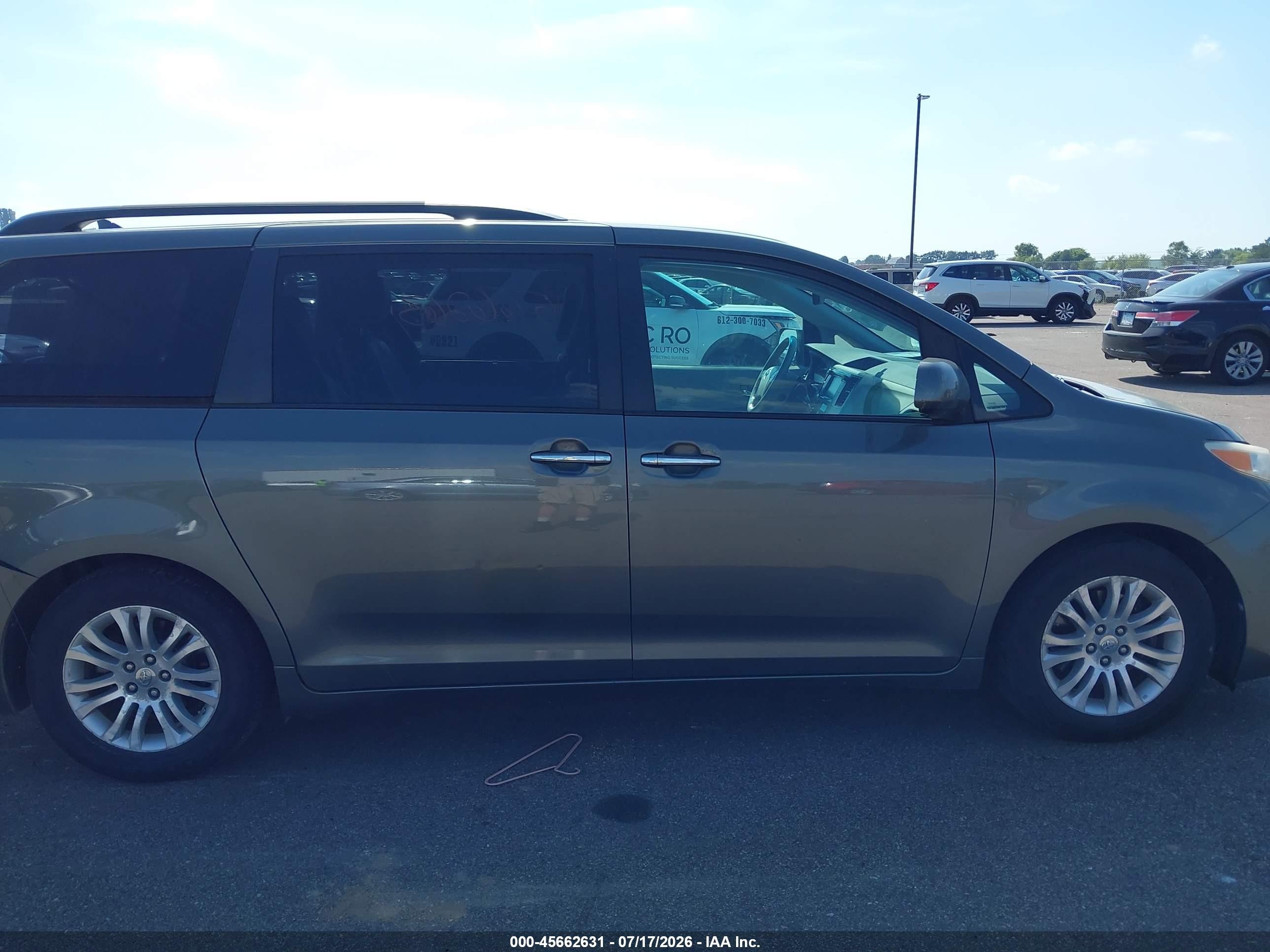 2011 Toyota Sienna Xle V6 Серый vin: 5TDYK3DC6BS153582