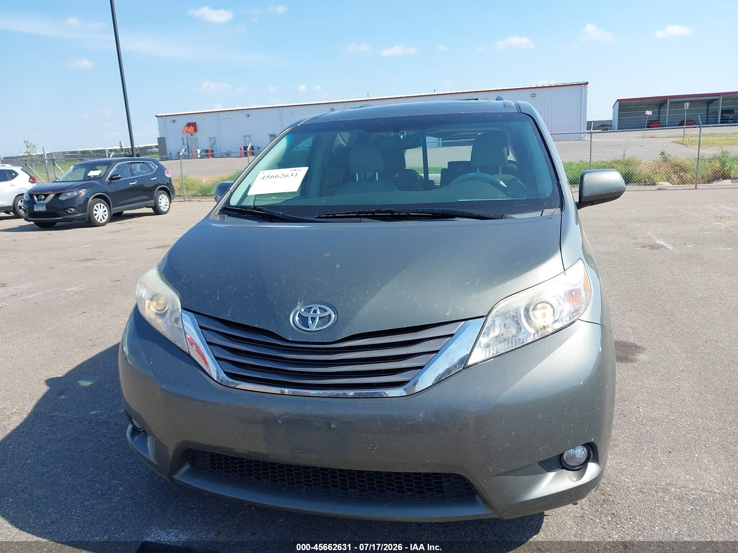 2011 Toyota Sienna Xle V6 Серый vin: 5TDYK3DC6BS153582