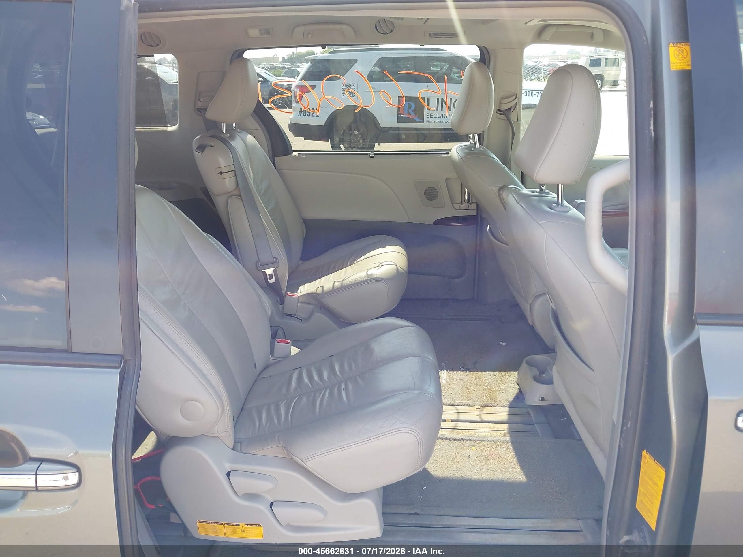 2011 Toyota Sienna Xle V6 Серый vin: 5TDYK3DC6BS153582