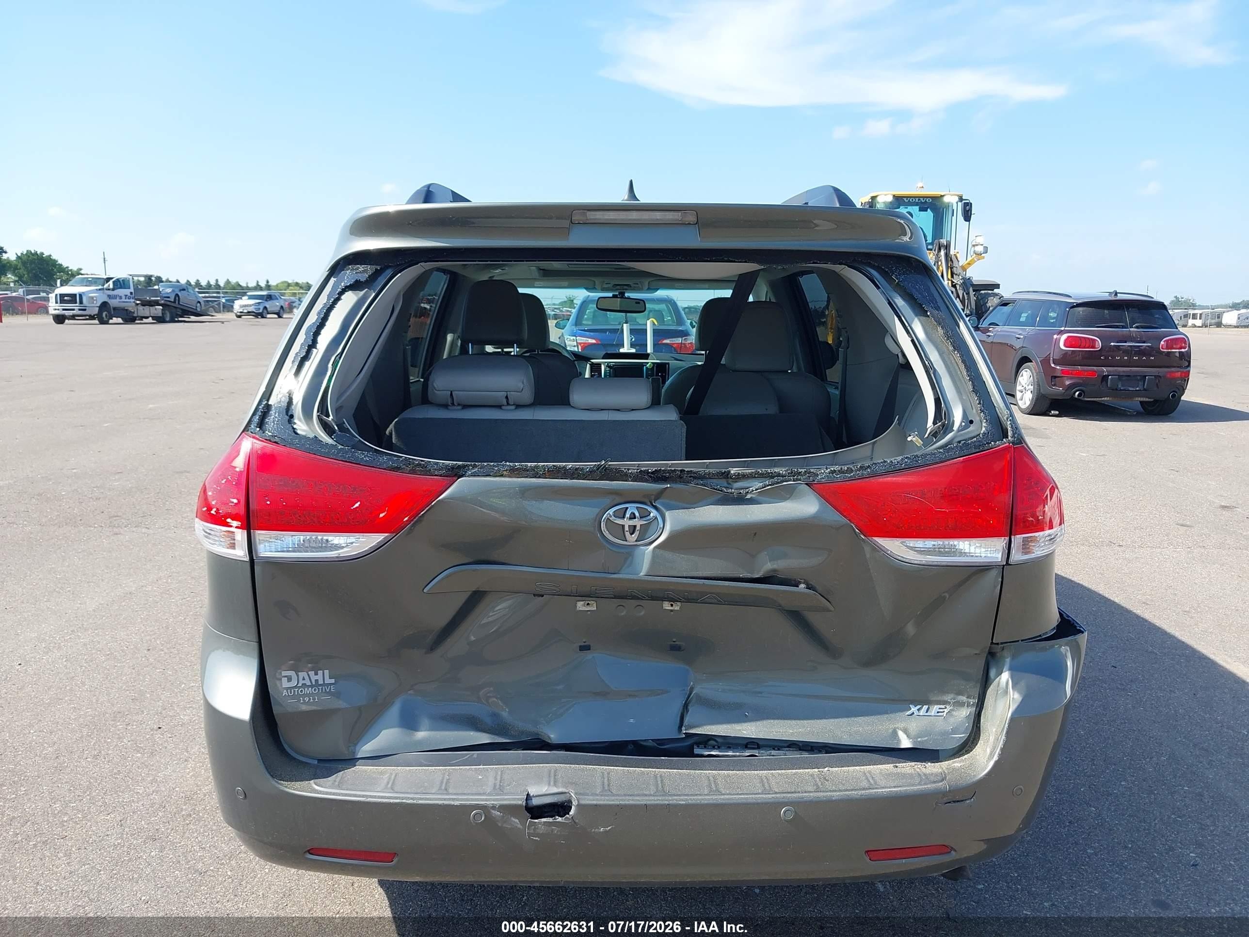2011 Toyota Sienna Xle V6 Серый vin: 5TDYK3DC6BS153582