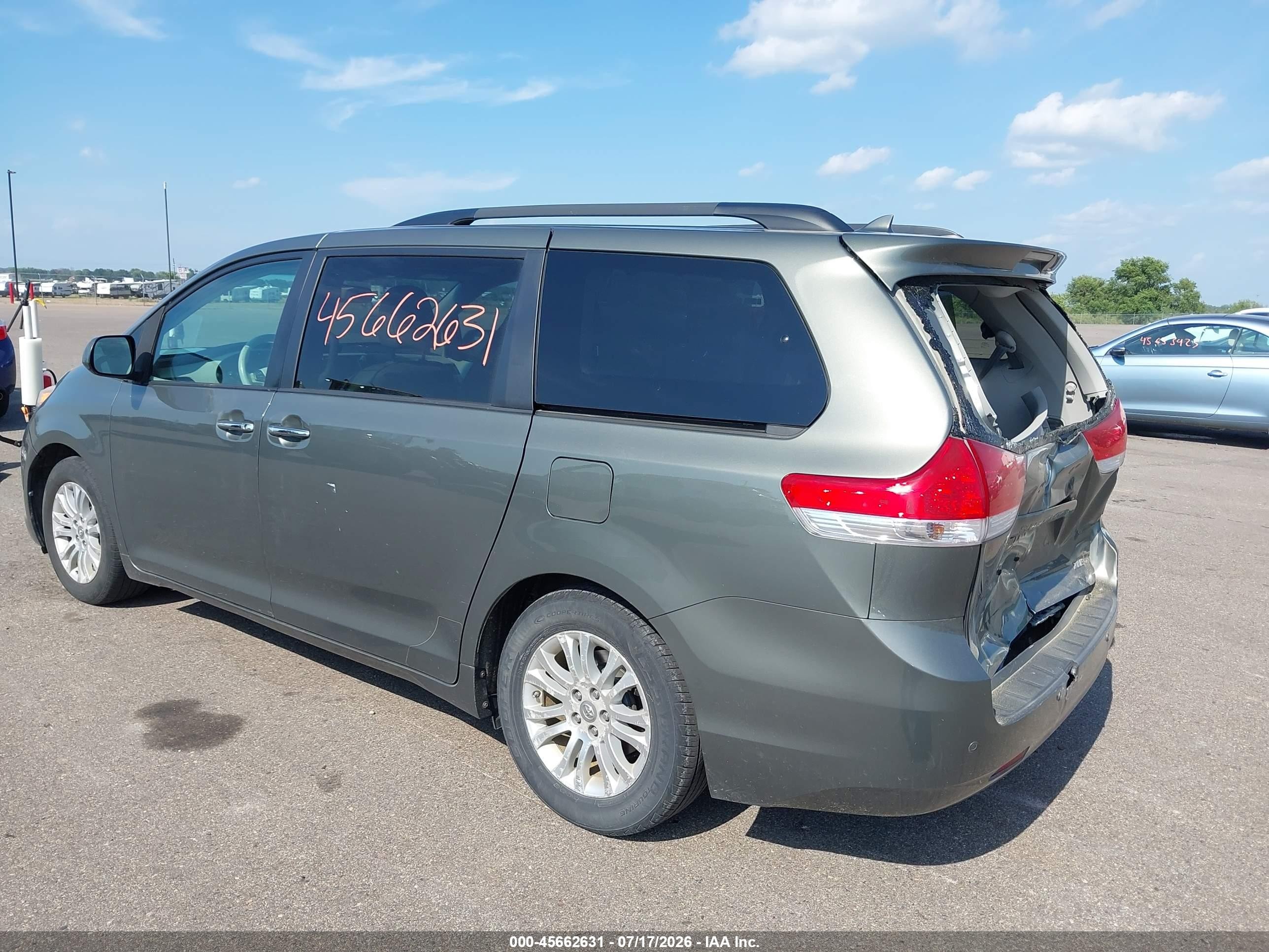 2011 Toyota Sienna Xle V6 Серый vin: 5TDYK3DC6BS153582