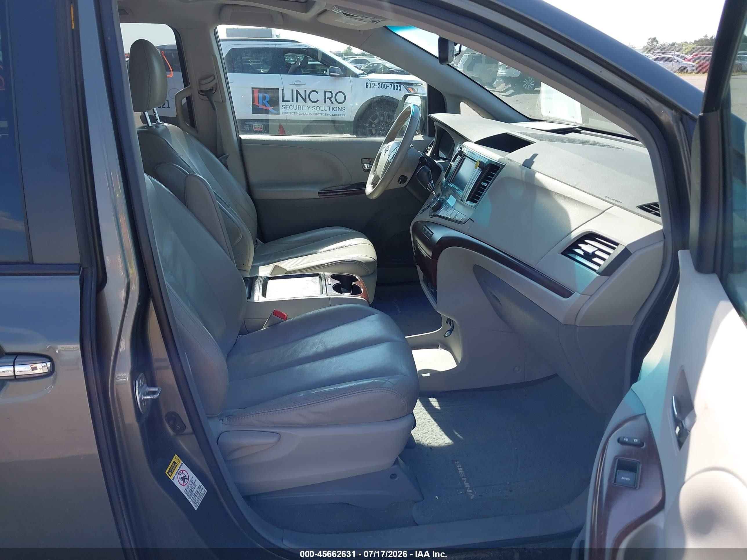 2011 Toyota Sienna Xle V6 Серый vin: 5TDYK3DC6BS153582