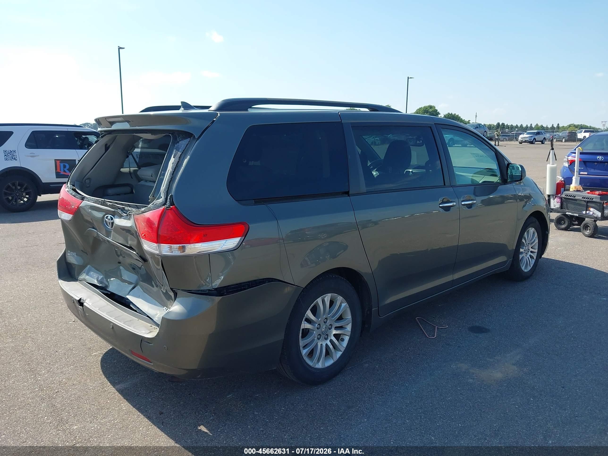 2011 Toyota Sienna Xle V6 Серый vin: 5TDYK3DC6BS153582
