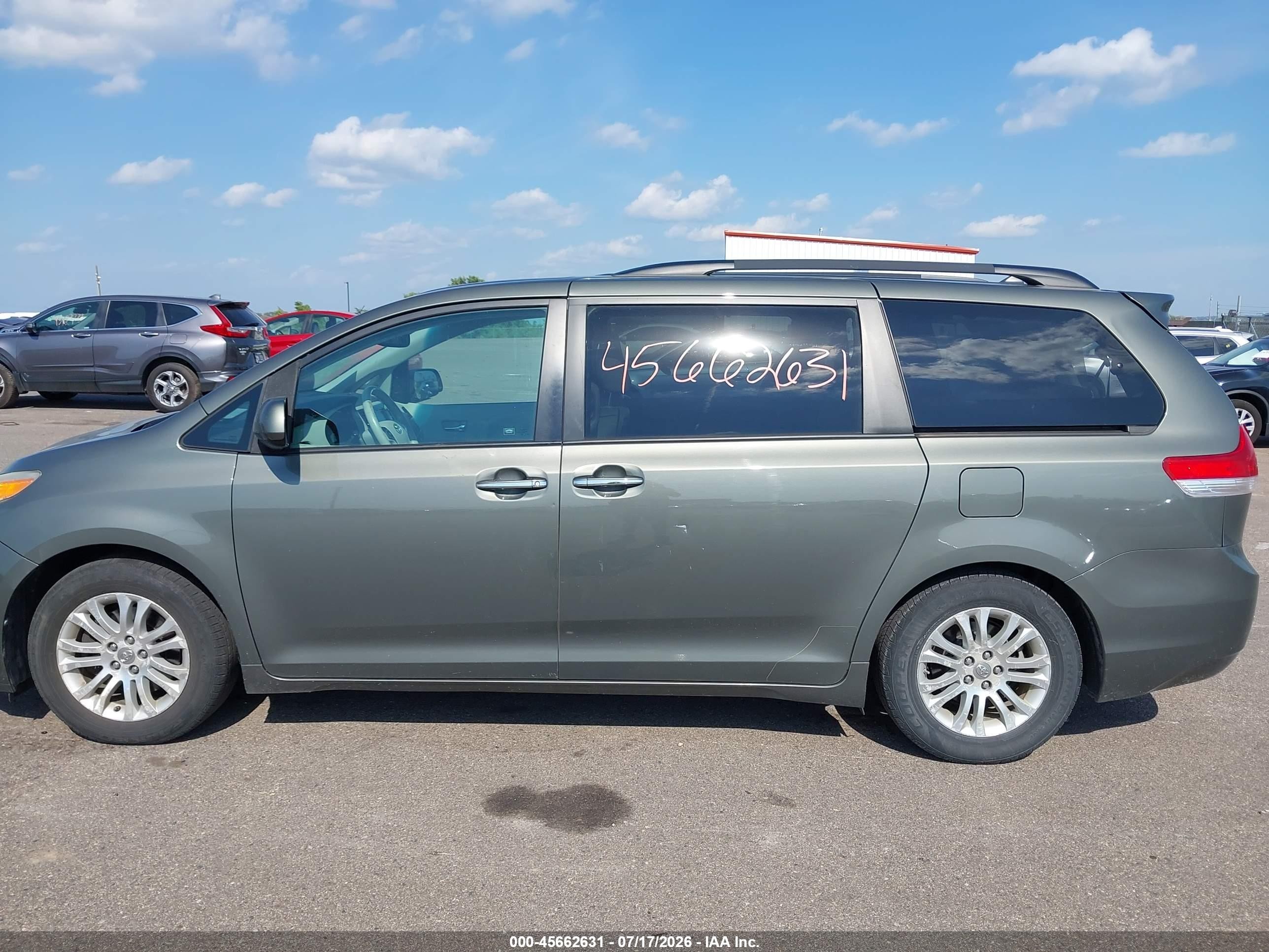 2011 Toyota Sienna Xle V6 Серый vin: 5TDYK3DC6BS153582