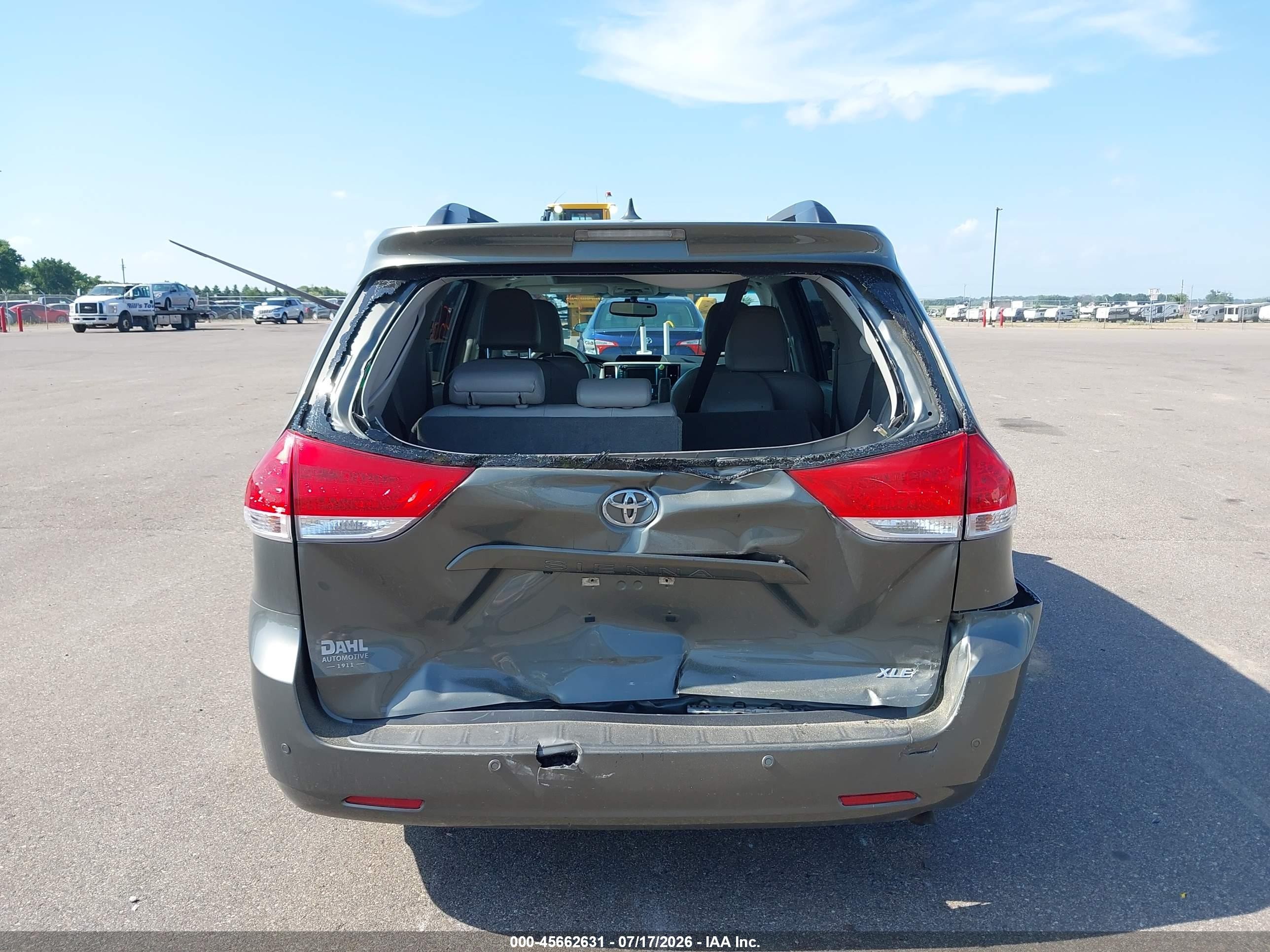 2011 Toyota Sienna Xle V6 Серый vin: 5TDYK3DC6BS153582