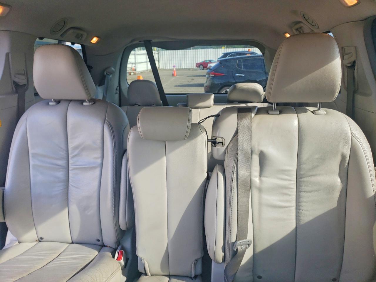 2011 Toyota Sienna Xle 8-passenger Silver vin: 5TDYK3DC6BS165196