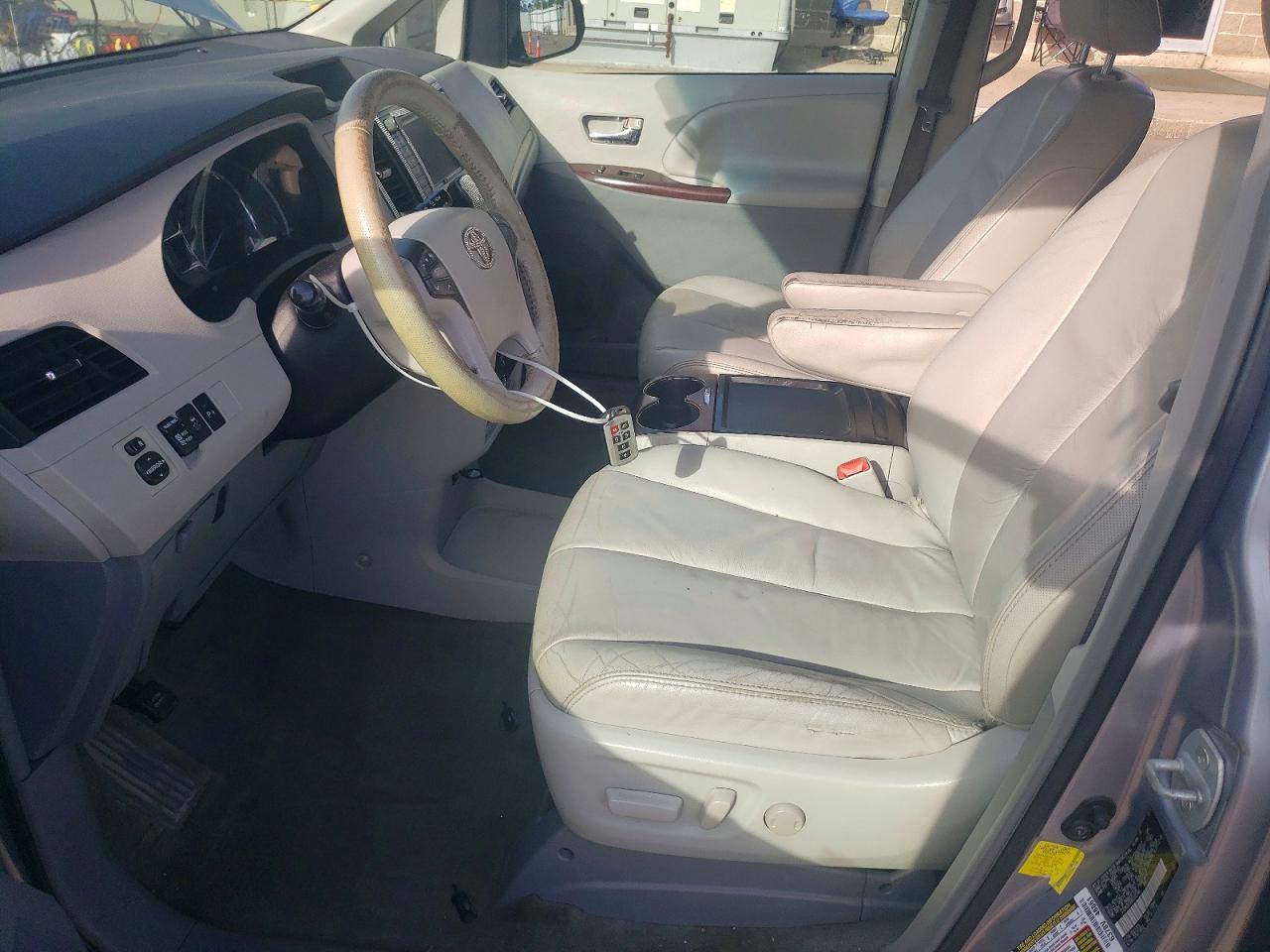 2011 Toyota Sienna Xle 8-passenger Silver vin: 5TDYK3DC6BS165196