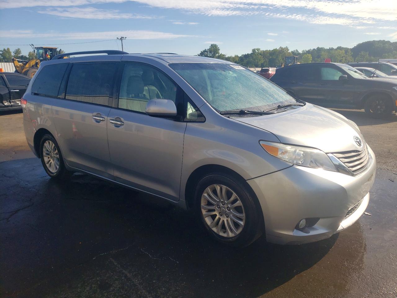 2011 Toyota Sienna Xle 8-passenger Silver vin: 5TDYK3DC6BS165196