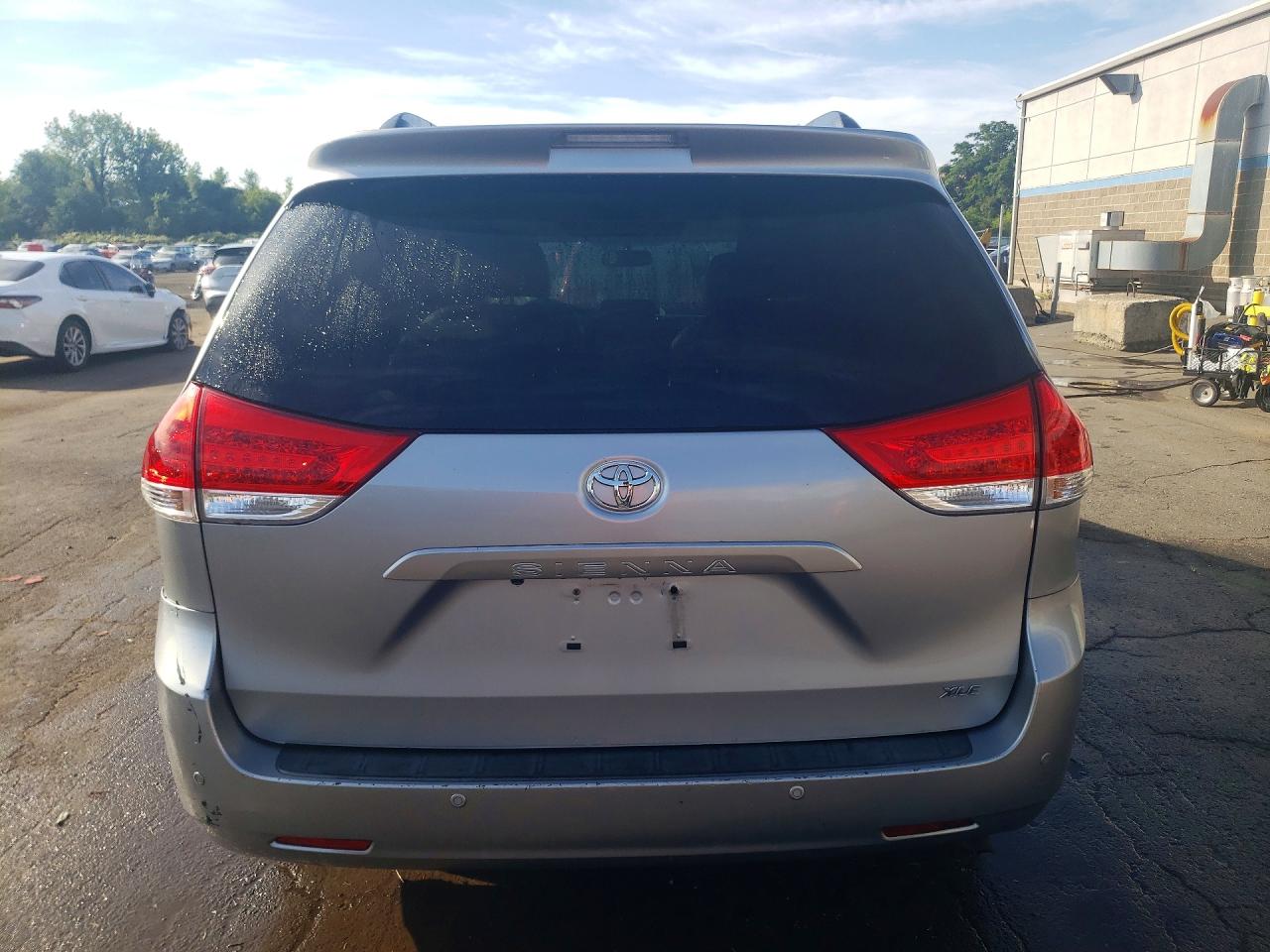 2011 Toyota Sienna Xle 8-passenger Silver vin: 5TDYK3DC6BS165196
