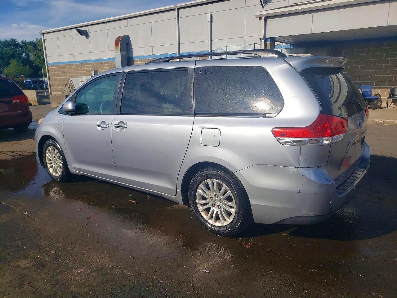 2011 Toyota Sienna Xle 8-passenger Silver vin: 5TDYK3DC6BS165196