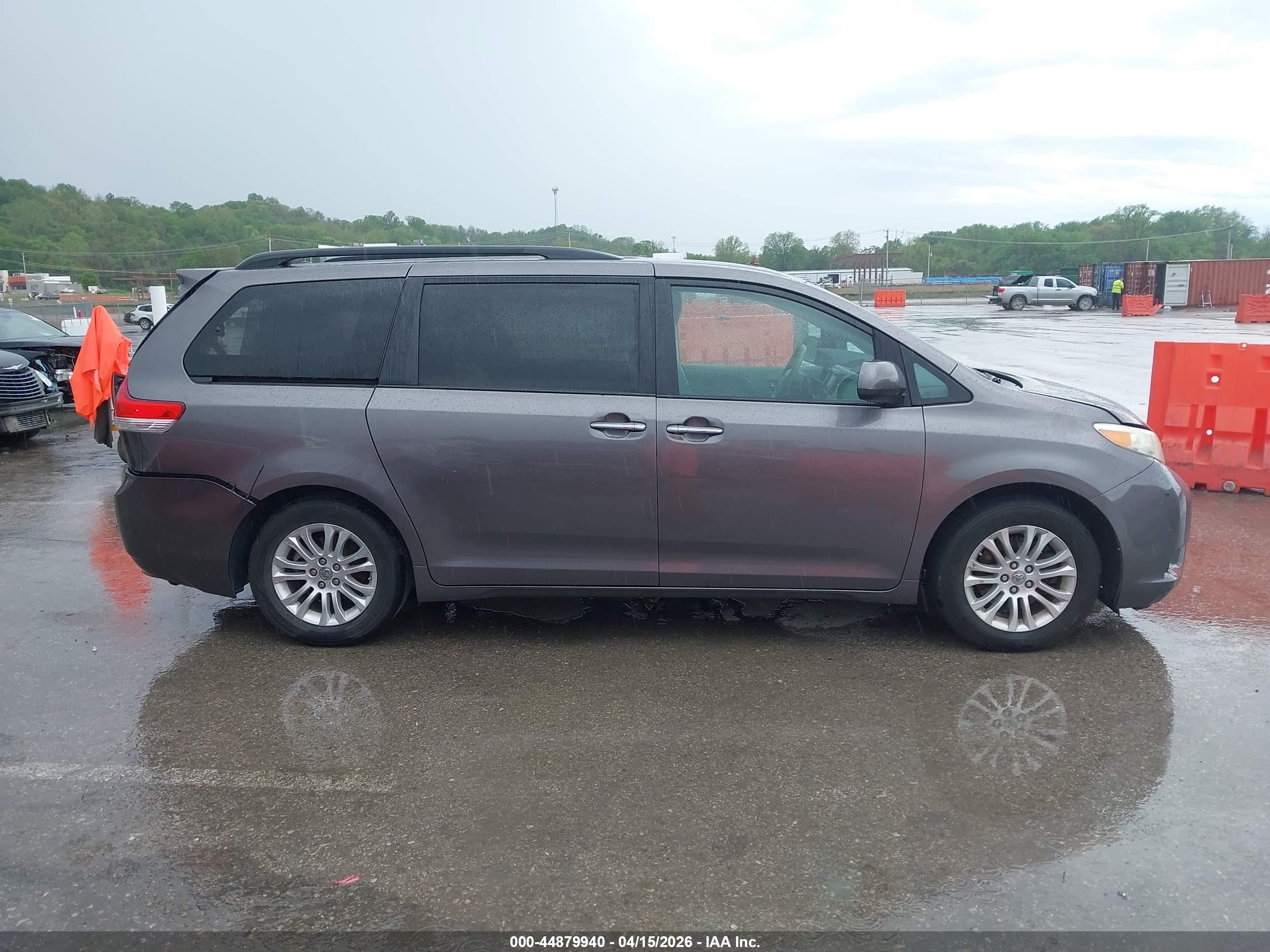 2011 Toyota Sienna Xle V6 Серый vin: 5TDYK3DC6BS169300