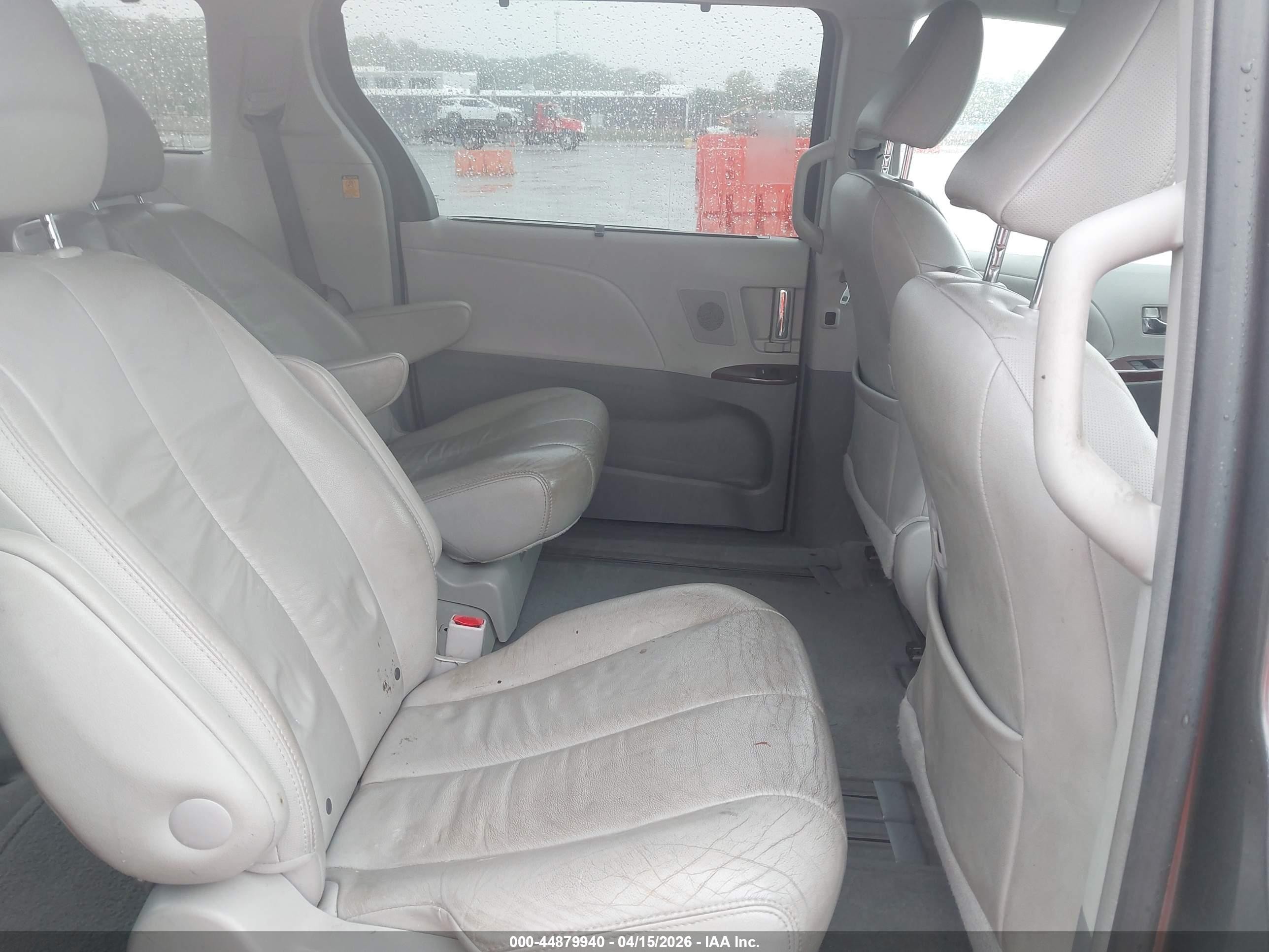 2011 Toyota Sienna Xle V6 Серый vin: 5TDYK3DC6BS169300