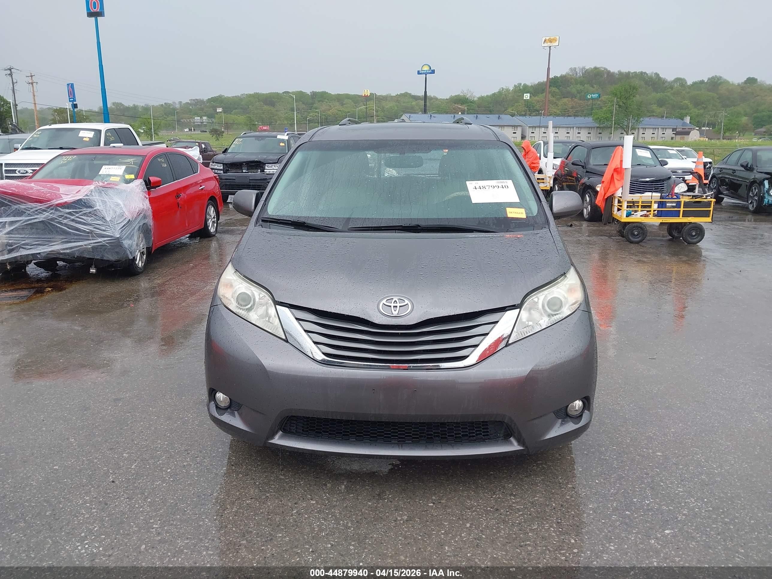 2011 Toyota Sienna Xle V6 Серый vin: 5TDYK3DC6BS169300