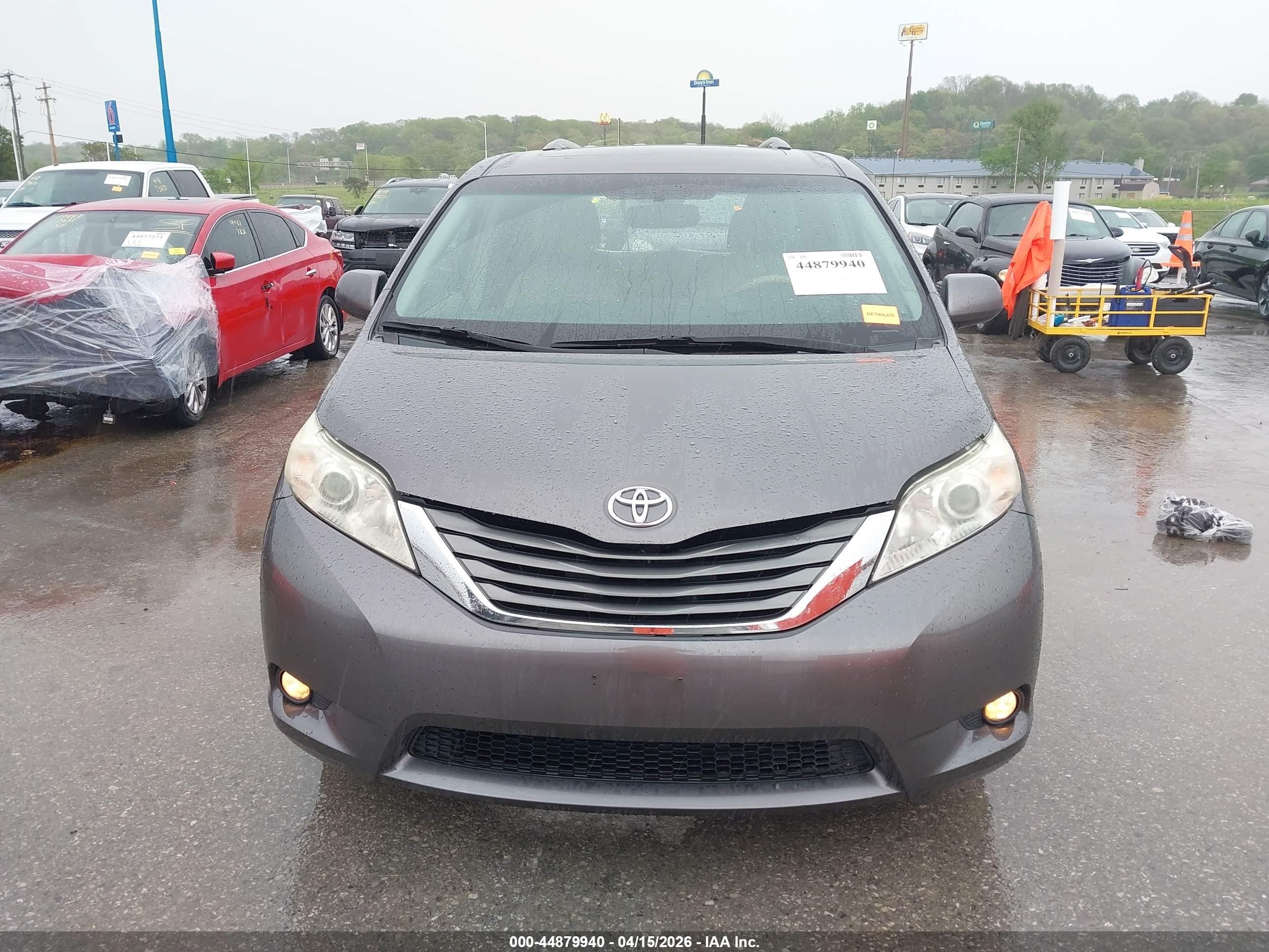 2011 Toyota Sienna Xle V6 Серый vin: 5TDYK3DC6BS169300