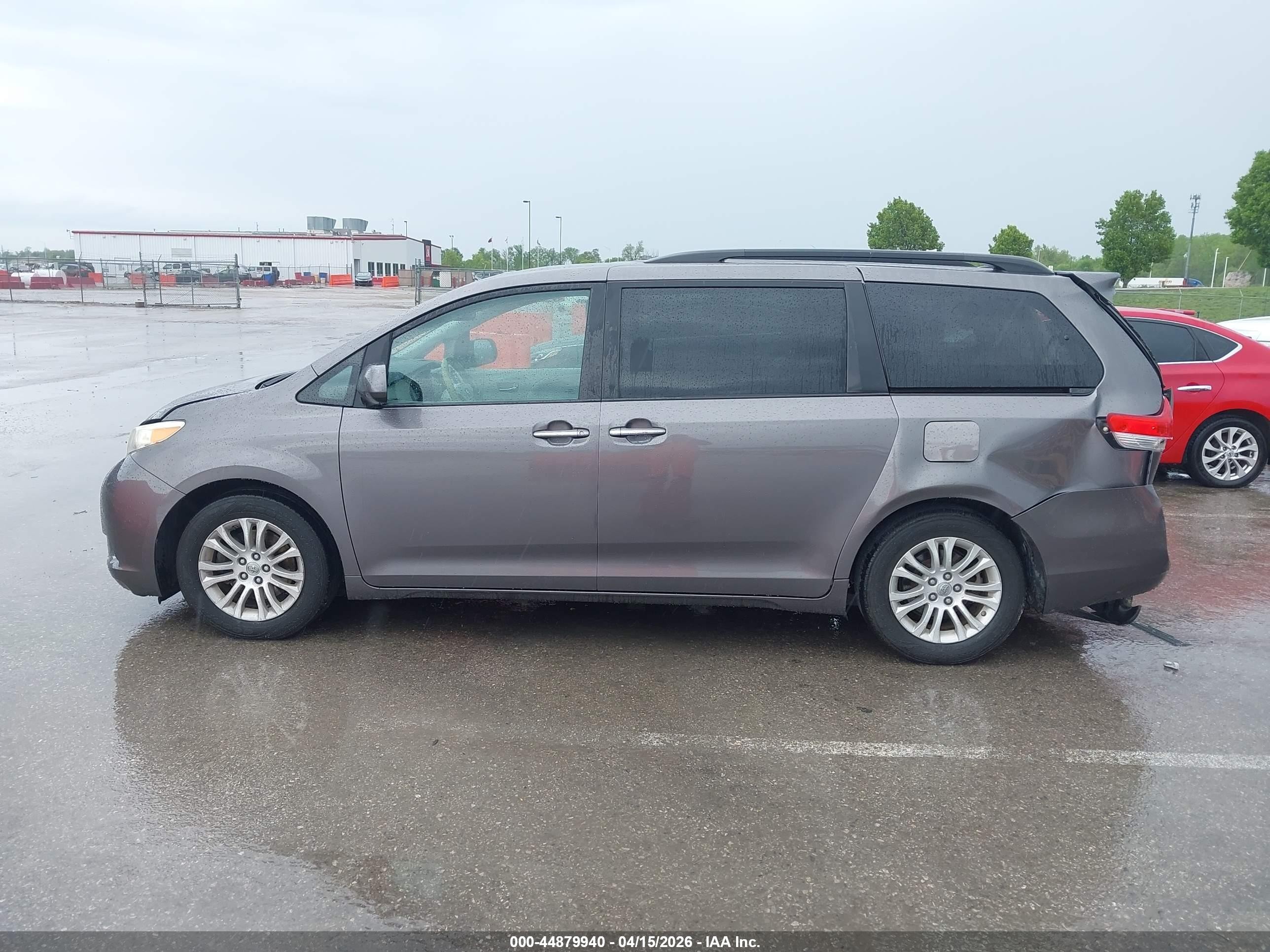 2011 Toyota Sienna Xle V6 Серый vin: 5TDYK3DC6BS169300