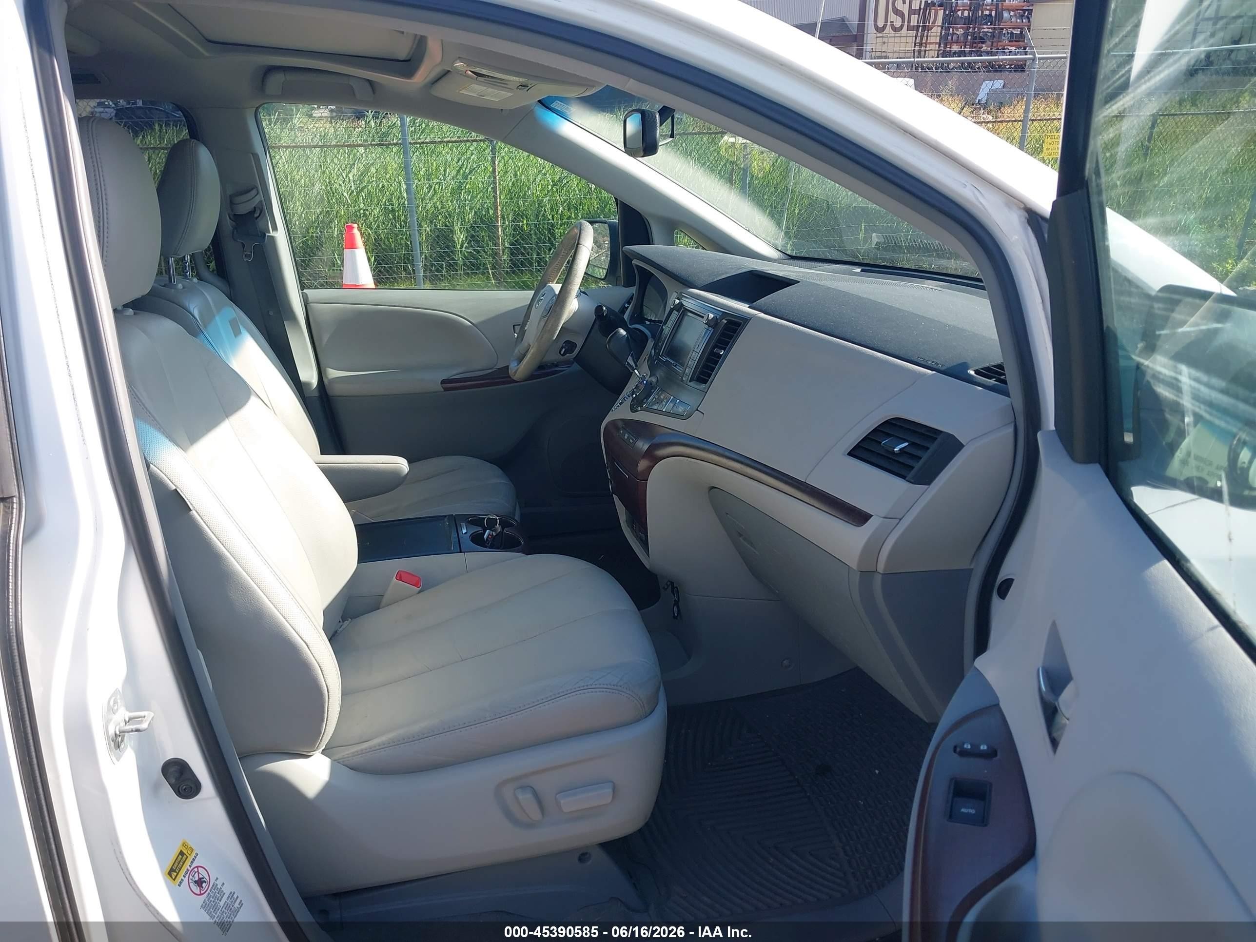 2012 Toyota Sienna Xle V6 8 Passenger Белый vin: 5TDYK3DC6CS198524